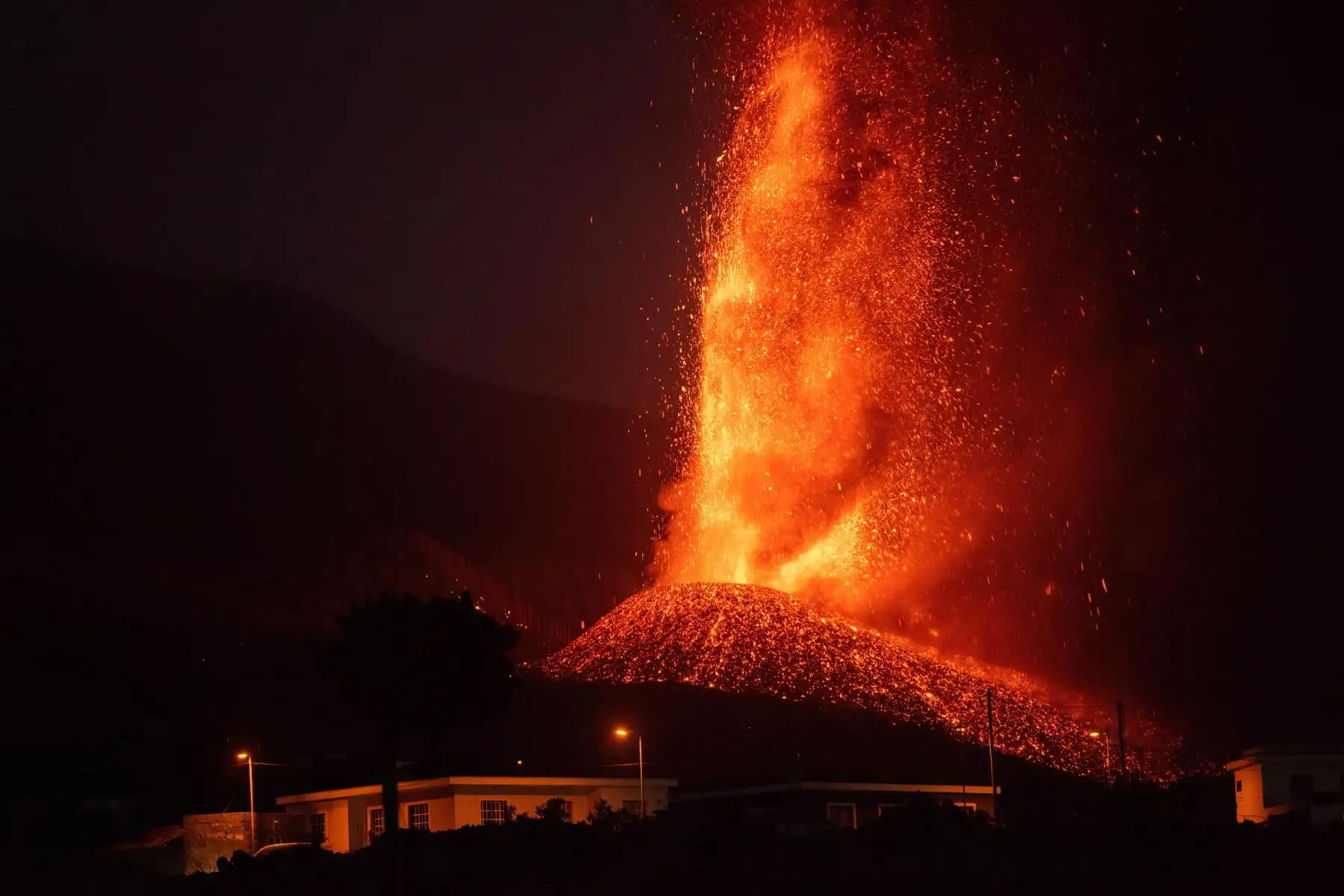La erupción que comenzó el domingo en La Palma comienza este jueves su quinto día de actividad. 
Foto: EFE