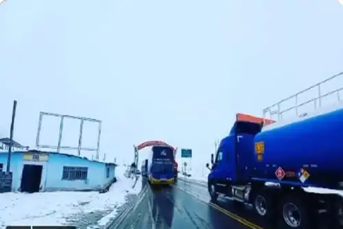 La Policía Nacional del Perú apoya para dirigir el tránsito.