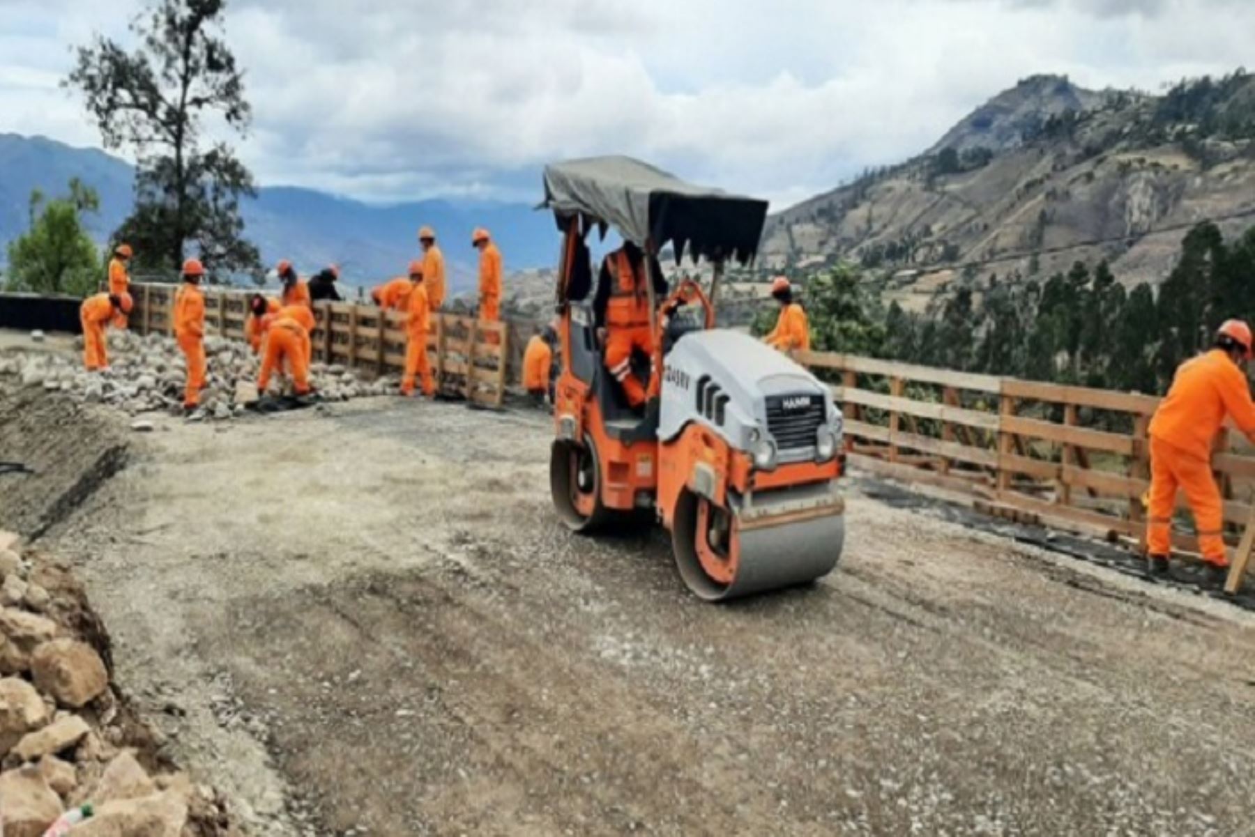 Esta vía, altamente esperada por la población de la provincia de Huancabamba, cuenta con una inversión de S/ 495 241 754 para el beneficio directo de más de 126 mil habitantes de la región.