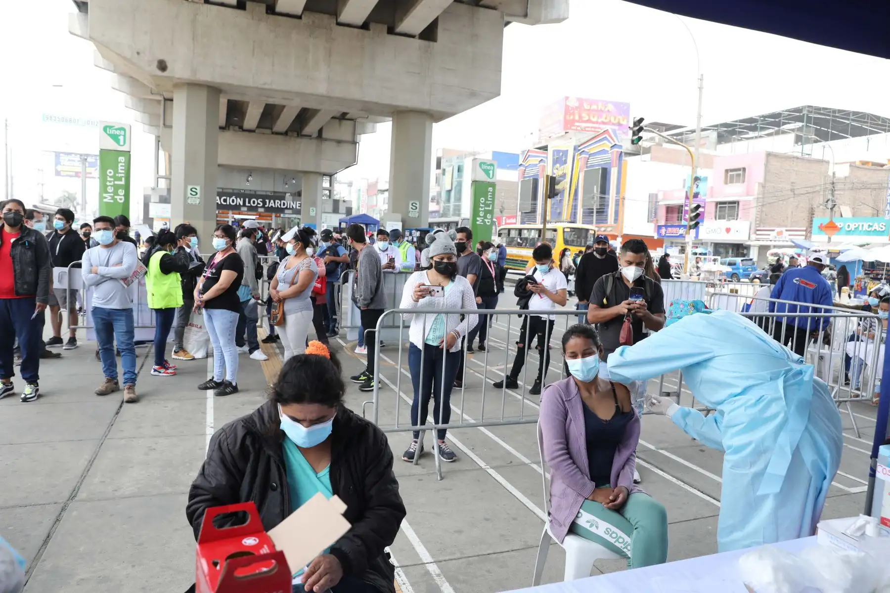 Campaña de vacunación para mayores de 23 años en estación Los Jardines del Metro de Lima en el distrito de San Juan de Lurigancho.
Foto: ANDINA/Andrés Valle