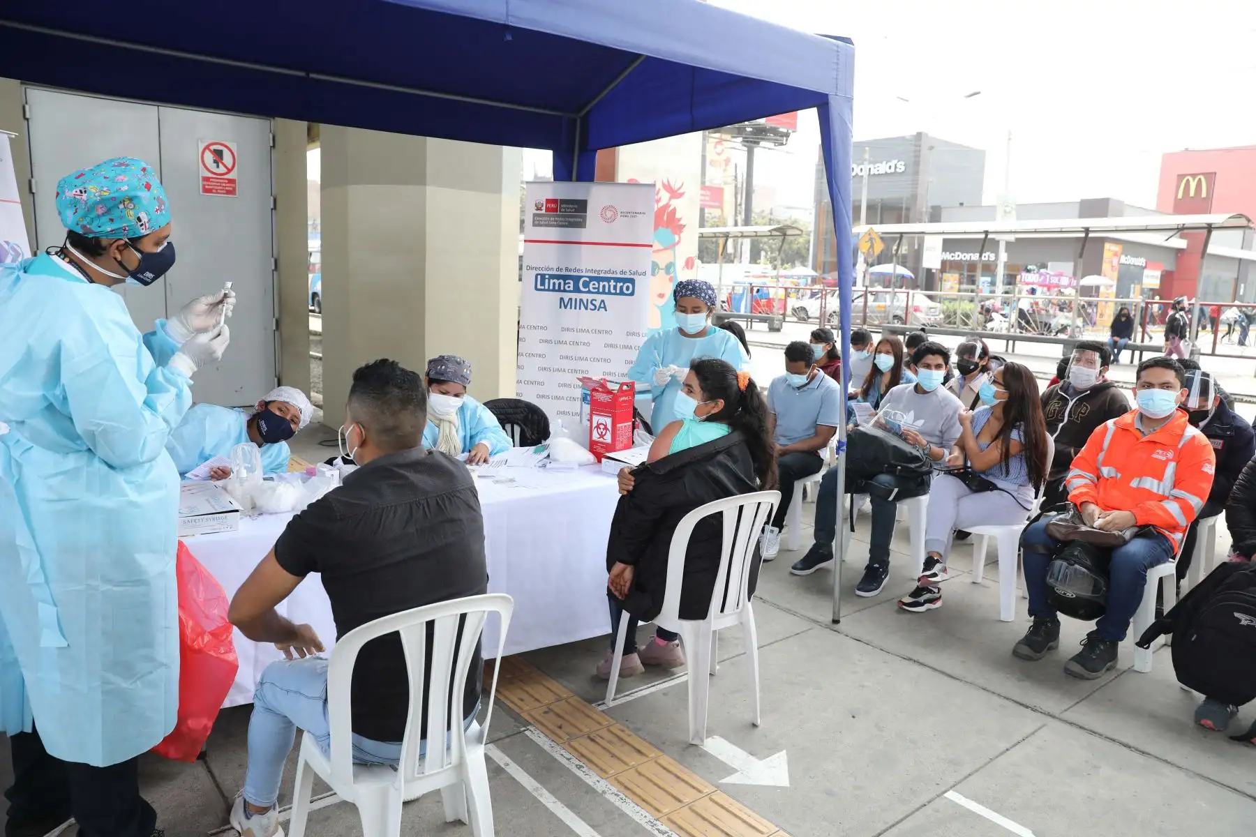 Campaña de vacunación para mayores de 23 años en estación Los Jardines del Metro de Lima en el distrito de San Juan de Lurigancho.
Foto: ANDINA/Andrés Valle