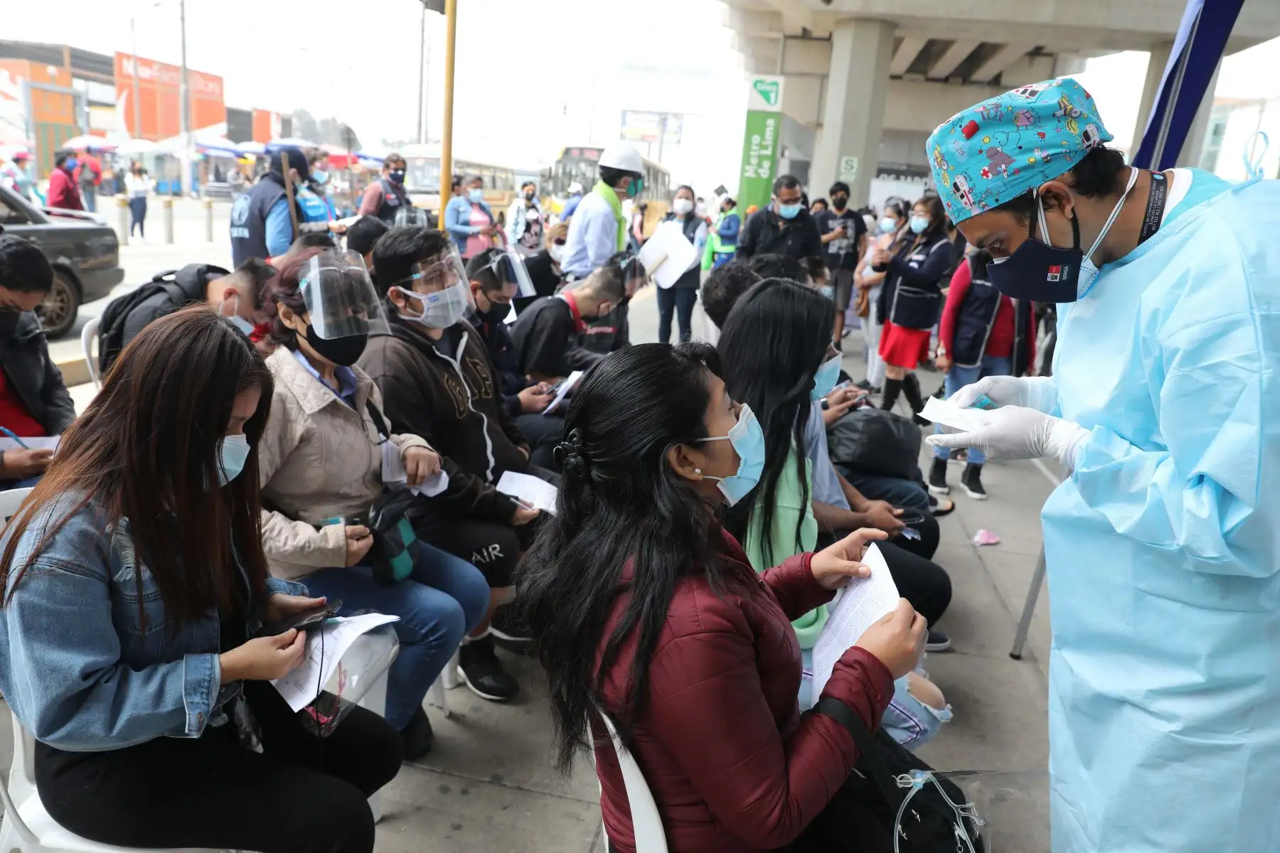 Campaña de vacunación para mayores de 23 años en estación Los Jardines del Metro de Lima en el distrito de San Juan de Lurigancho.
Foto: ANDINA/Andrés Valle
