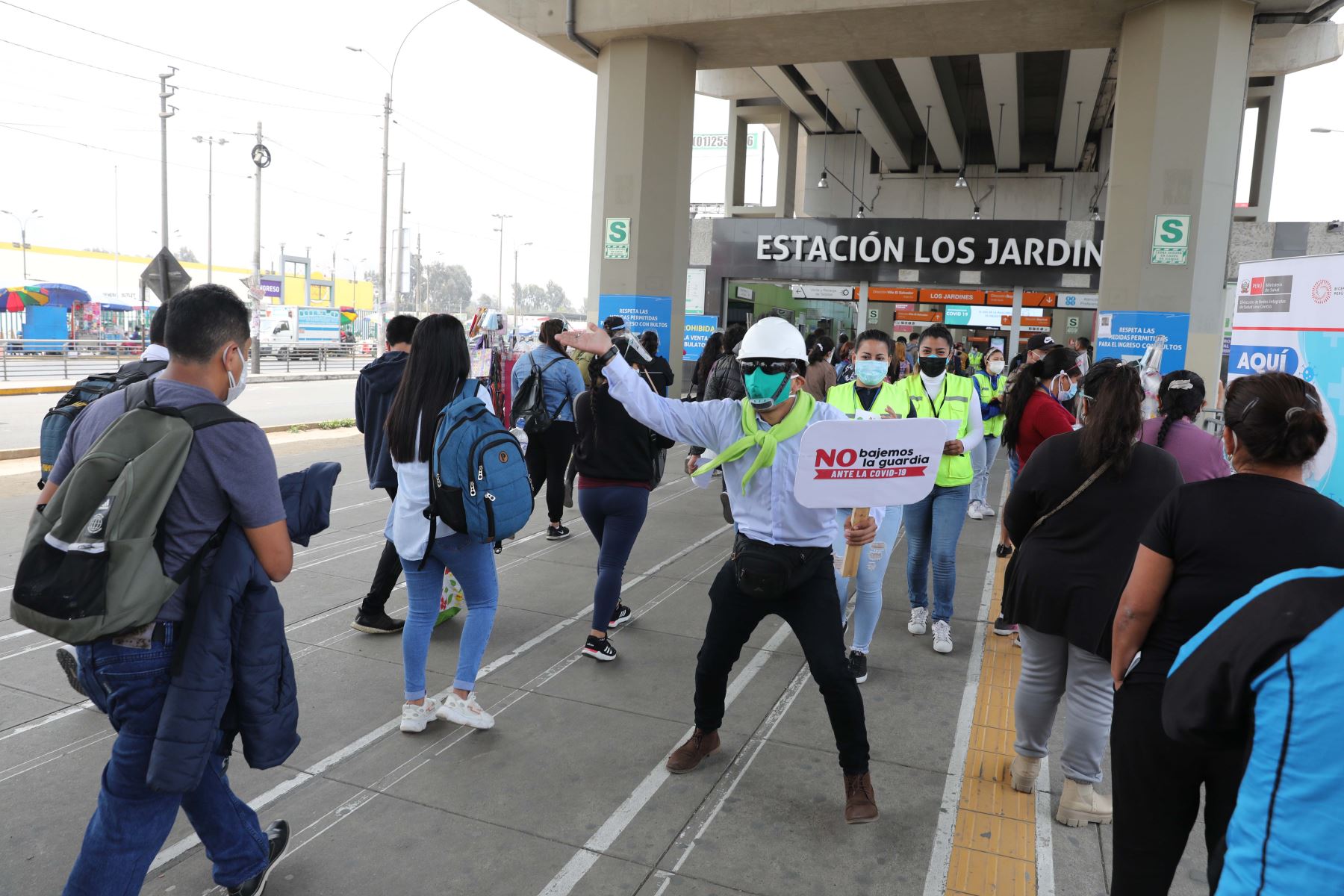 Campaña de vacunación para mayores de 23 años en estación Los Jardines del Metro de Lima en el distrito de San Juan de Lurigancho.
Foto: ANDINA/Andrés Valle