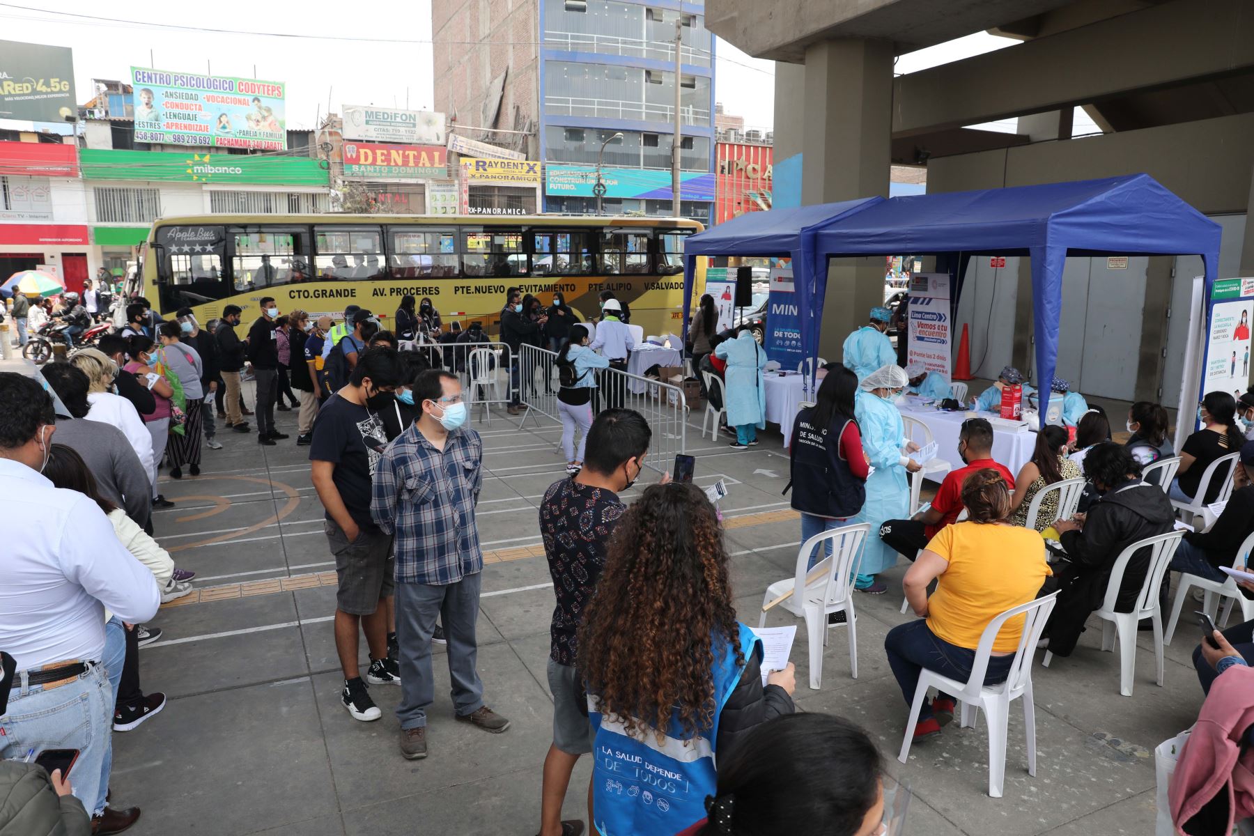 Campaña de vacunación para mayores de 23 años en estación Los Jardines del Metro de Lima en el distrito de San Juan de Lurigancho.
Foto: ANDINA/Andrés Valle