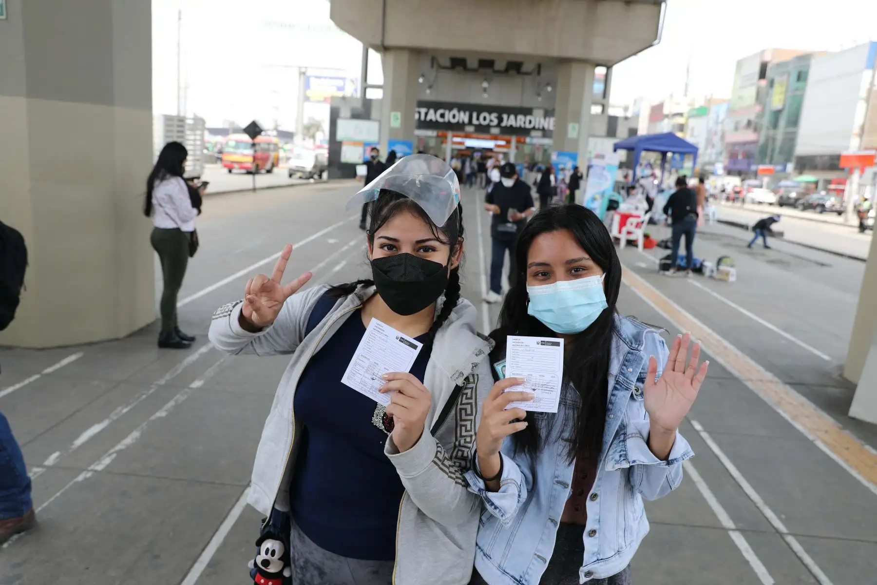 Campaña de vacunación para mayores de 23 años en estación Los Jardines del Metro de Lima en el distrito de San Juan de Lurigancho.
Foto: ANDINA/Andrés Valle