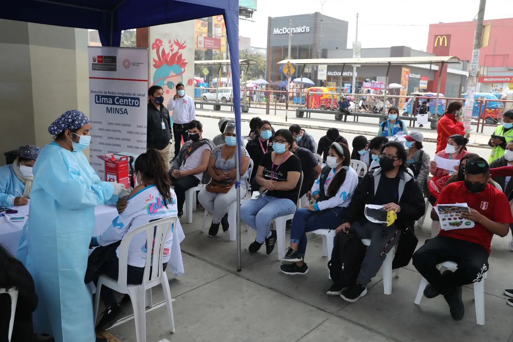 Campaña de vacunación para mayores de 23 años en estación Los Jardines del Metro de Lima en el distrito de San Juan de Lurigancho.
Foto: ANDINA/Andrés Valle