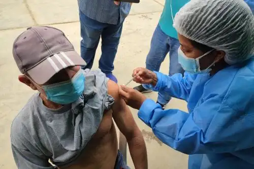 Tumbes lidera el ranking de vacunación regional contra el covid-19 con el 71.2 % de cobertura de población inmunizada, de acuerdo con el reporte del Repositorio Único Nacional de Información en Salud del Ministerio de Salud. Foto: ANDINA/difusión.