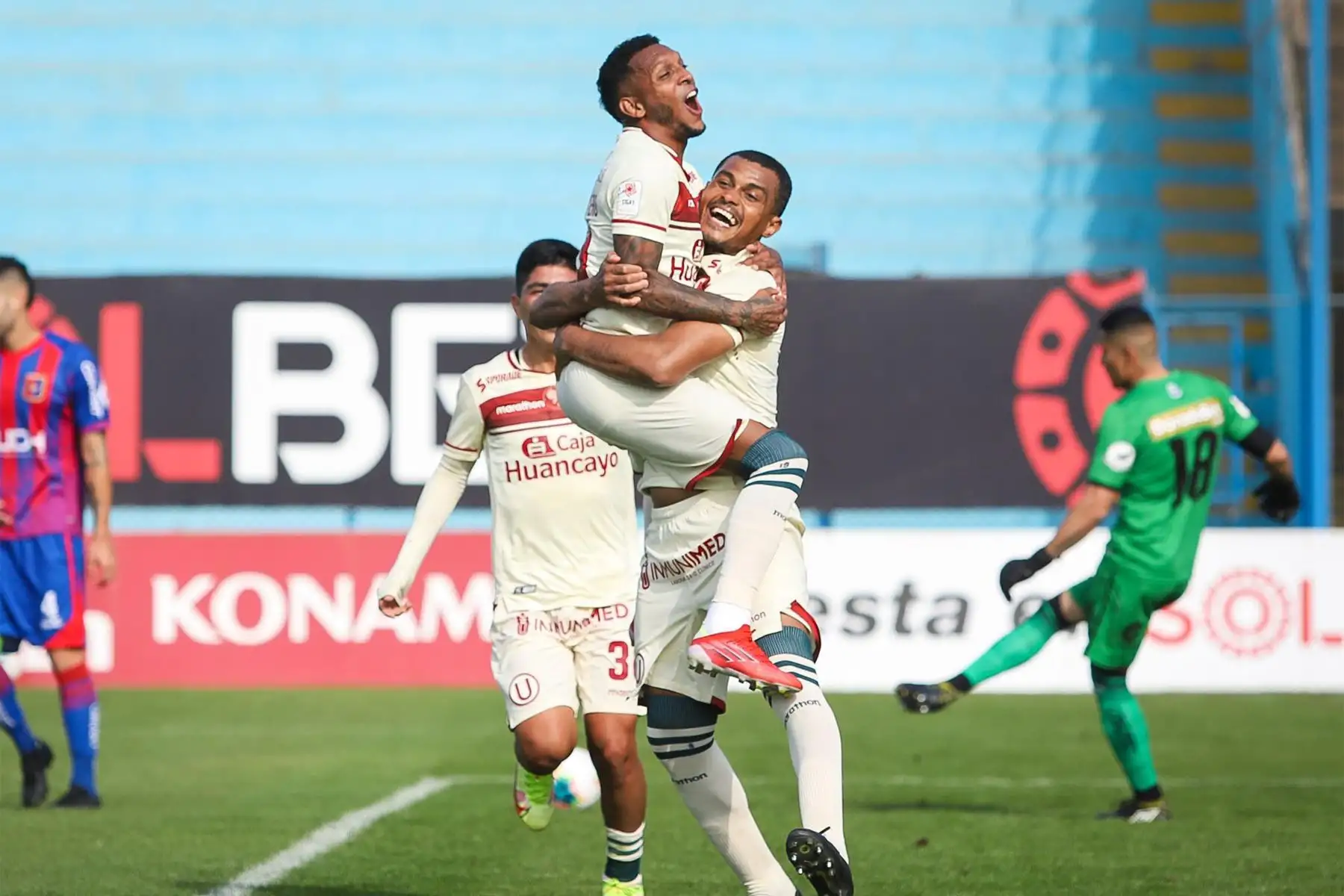 El futbolista Nelinho Quina de Universitario de Deportes  celebra su gol anotado ante el club Alianza UDH durante el partido de la fecha 12 de la Liga 1 en el estadio Alberto Gallardo. F
oto: @LigaFutProf El futbolista Nelinho Quina de Universitario de Deportes  celebra su gol anotado ante el club Alianza UDH durante el partido de la fecha 12 de la Liga 1 en el estadio Alberto Gallardo. F
oto: @LigaFutProf