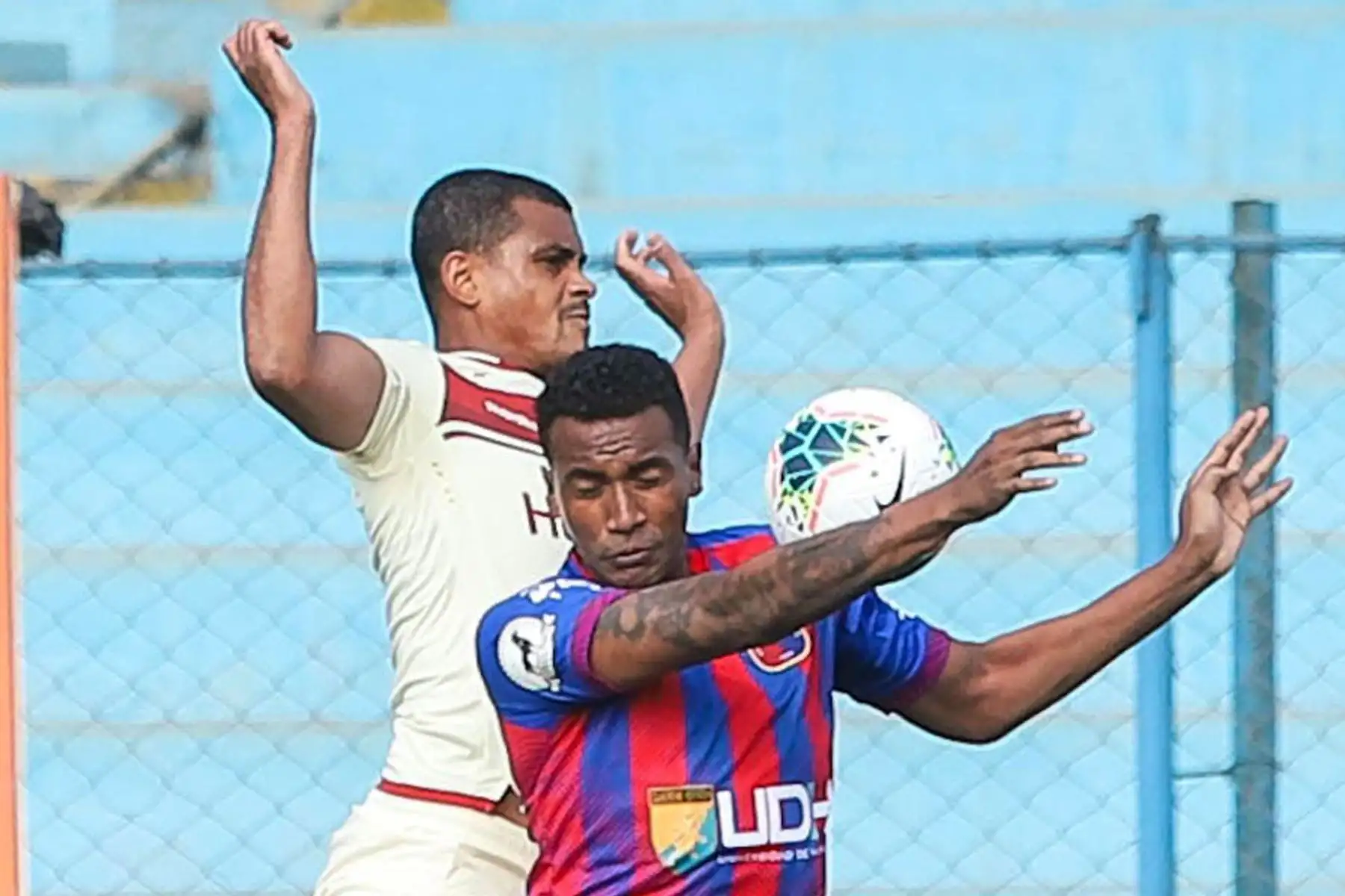 El futbolista Nelinho Quina de Universitario de Deportes disputa el balón ante el jugador del club Alianza UDH durante el partido de la fecha 12 de la Liga 1 en el estadio Alberto Gallardo. F
oto: @LigaFutProf El futbolista Nelinho Quina de Universitario de Deportes disputa el balón ante el jugador del club Alianza UDH durante el partido de la fecha 12 de la Liga 1 en el estadio Alberto Gallardo. F
oto: @LigaFutProf