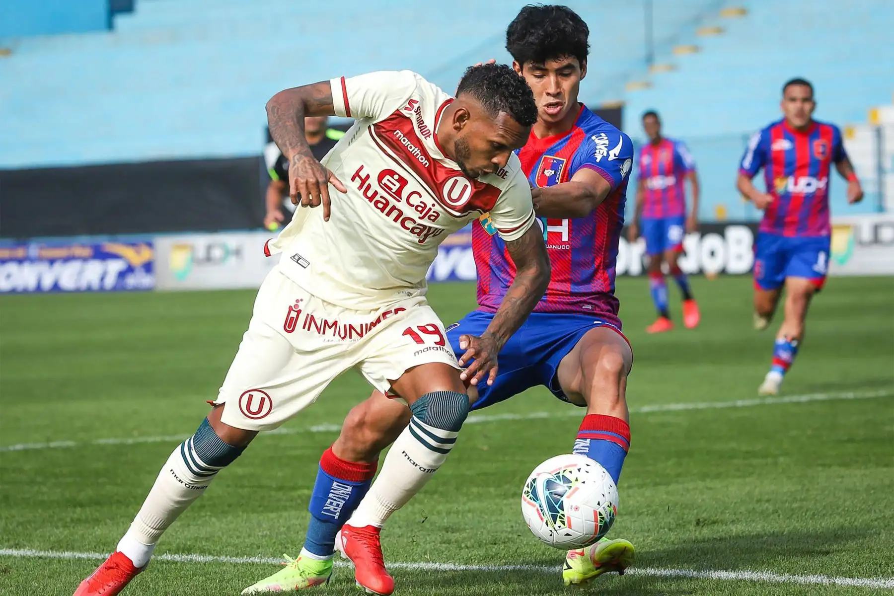 El futbolista A. Quintero de Universitario de Deportes disputa el balón ante el jugador del club Alianza UDH durante el partido de la fecha 12 de la Liga 1 en el estadio Alberto Gallardo. F
oto: @LigaFutProf El futbolista A. Quintero de Universitario de Deportes disputa el balón ante el jugador del club Alianza UDH durante el partido de la fecha 12 de la Liga 1 en el estadio Alberto Gallardo. F
oto: @LigaFutProf