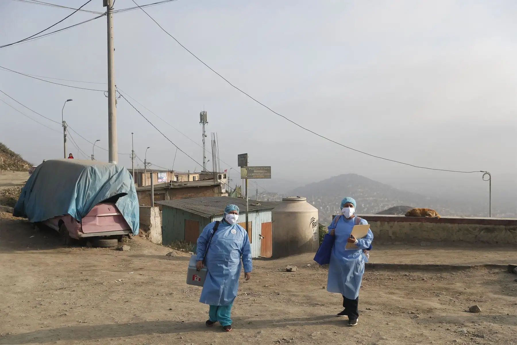 Brigadas de la DIRIS Lima Sur del Minsa continúan desarrollando la estrategia de vacunación contra la covid-19 bajo la modalidad casa por casa. Esta vez llegaron a Nueva Rinconda, en la zona alta de San Juan de Miraflores.
Foto: ANDINA/Renato Pajuelo