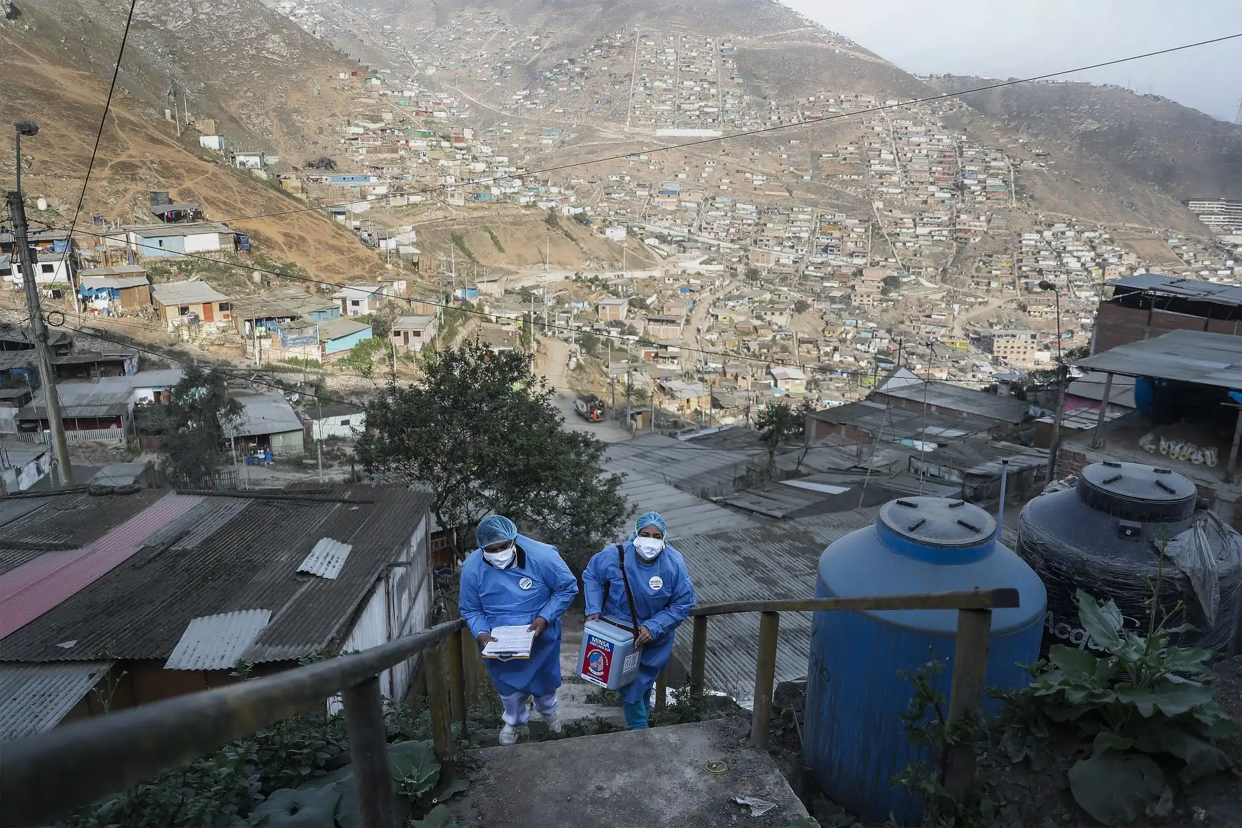 Brigadas de la DIRIS Lima Sur del Minsa continúan desarrollando la estrategia de vacunación contra la covid-19 bajo la modalidad casa por casa. Esta vez llegaron a Nueva Rinconda, en la zona alta de San Juan de Miraflores.
Foto: ANDINA/Renato Pajuelo