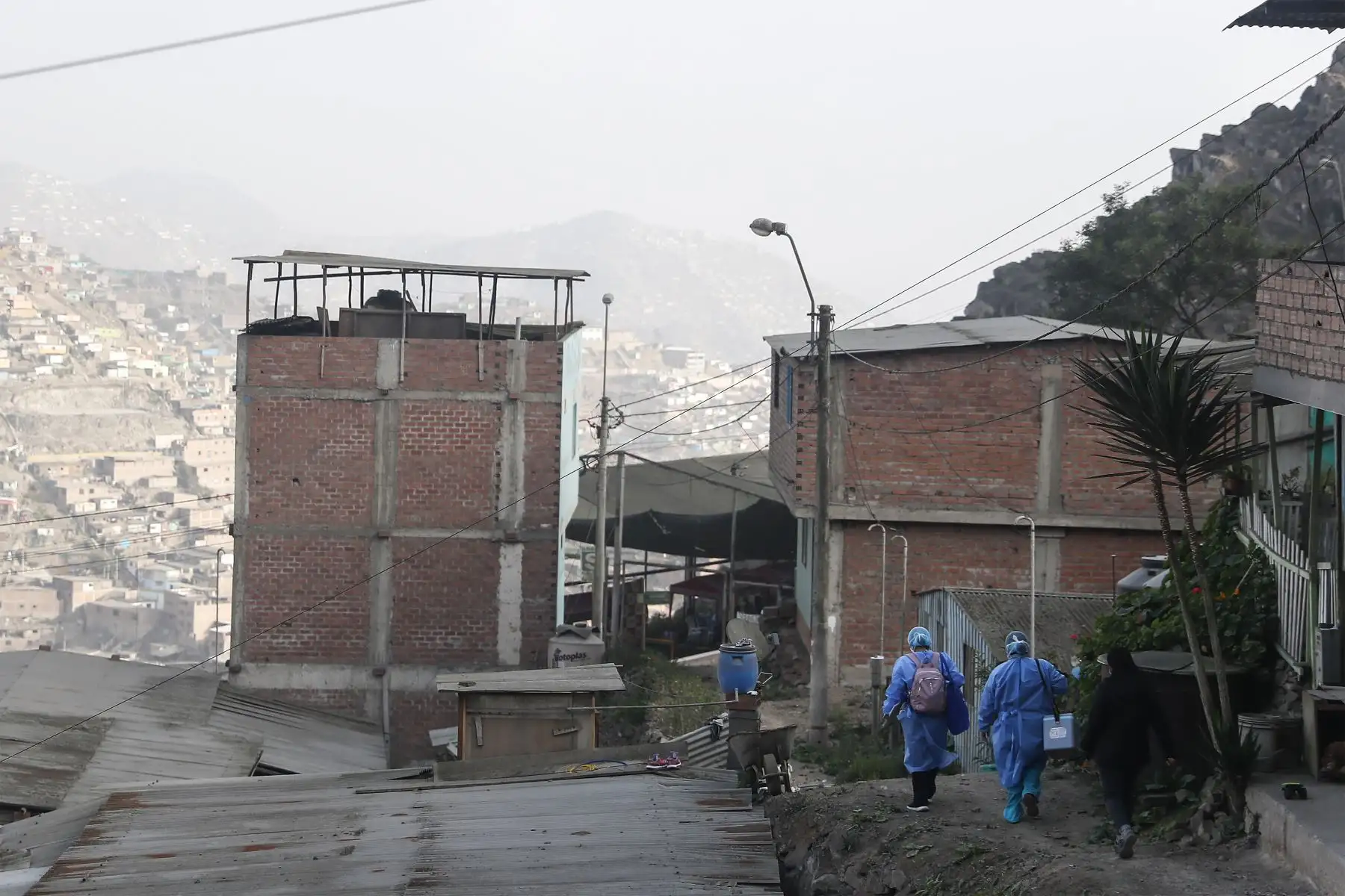 Brigadas de la DIRIS Lima Sur del Minsa continúan desarrollando la estrategia de vacunación contra la covid-19 bajo la modalidad casa por casa. Esta vez llegaron a Nueva Rinconda, en la zona alta de San Juan de Miraflores.
Foto: ANDINA/Renato Pajuelo