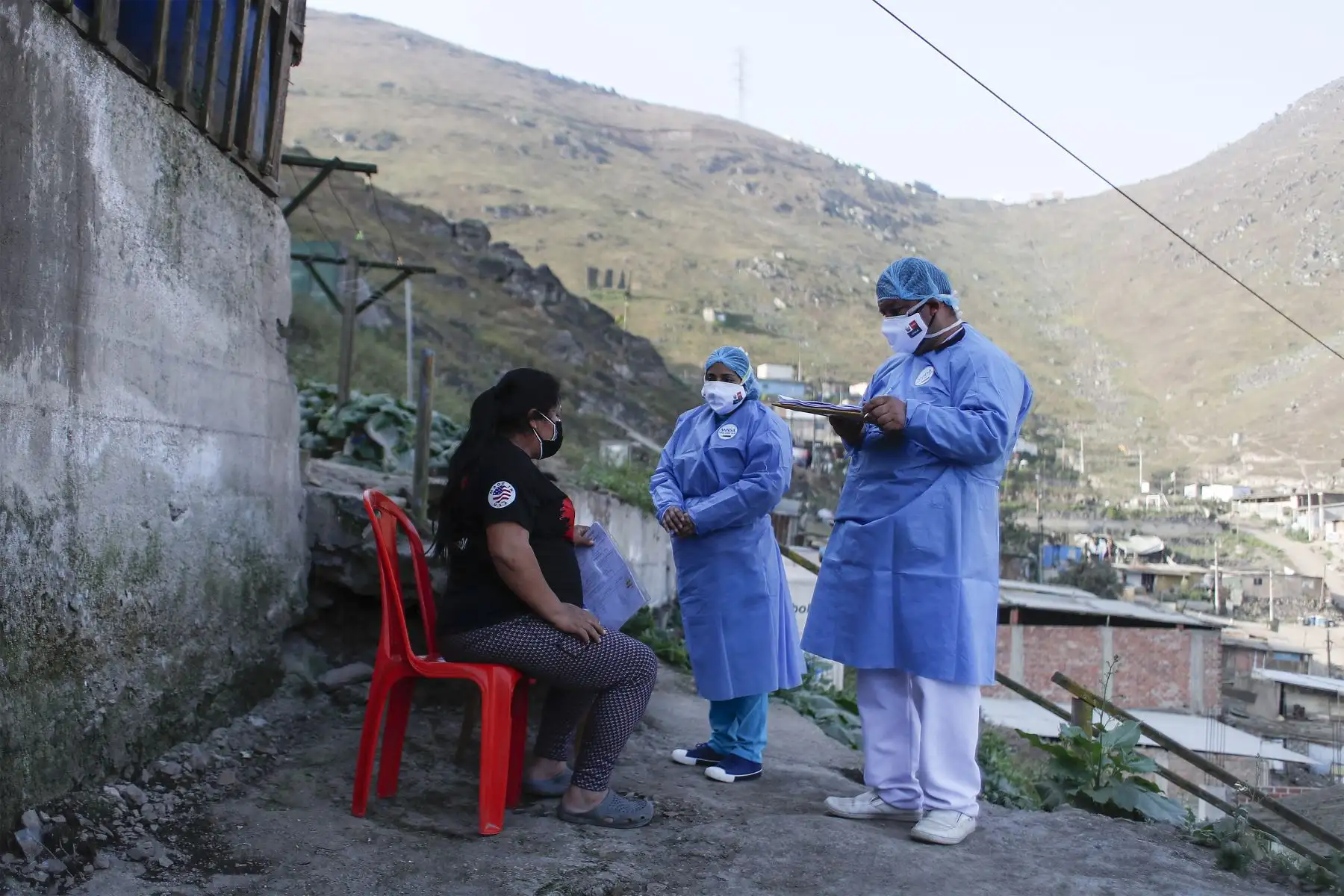Brigadas de la DIRIS Lima Sur del Minsa continúan desarrollando la estrategia de vacunación contra la covid-19 bajo la modalidad casa por casa. Esta vez llegaron a Nueva Rinconda, en la zona alta de San Juan de Miraflores.
Foto: ANDINA/Renato Pajuelo