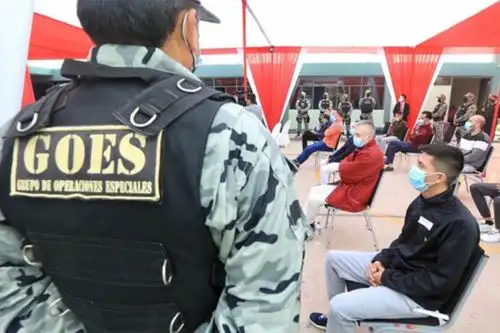 Los internos fueron puestos a disposición de los agentes de la Organización Internacional de Policía Criminal-Interpol del reino de España por parte de las autoridades del Instituto Nacional Penitenciario (Inpe). Foto: ANDINA/Ministerio de Justicia y Derechos Humanos.