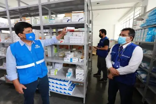 Presidente del Seguro Social visitó Huánuco donde supervisó proceso de vacunación a jóvenes y anunció que gestionará terreno para construir hospital en esa región. Foto: ANDINA/EsSalud