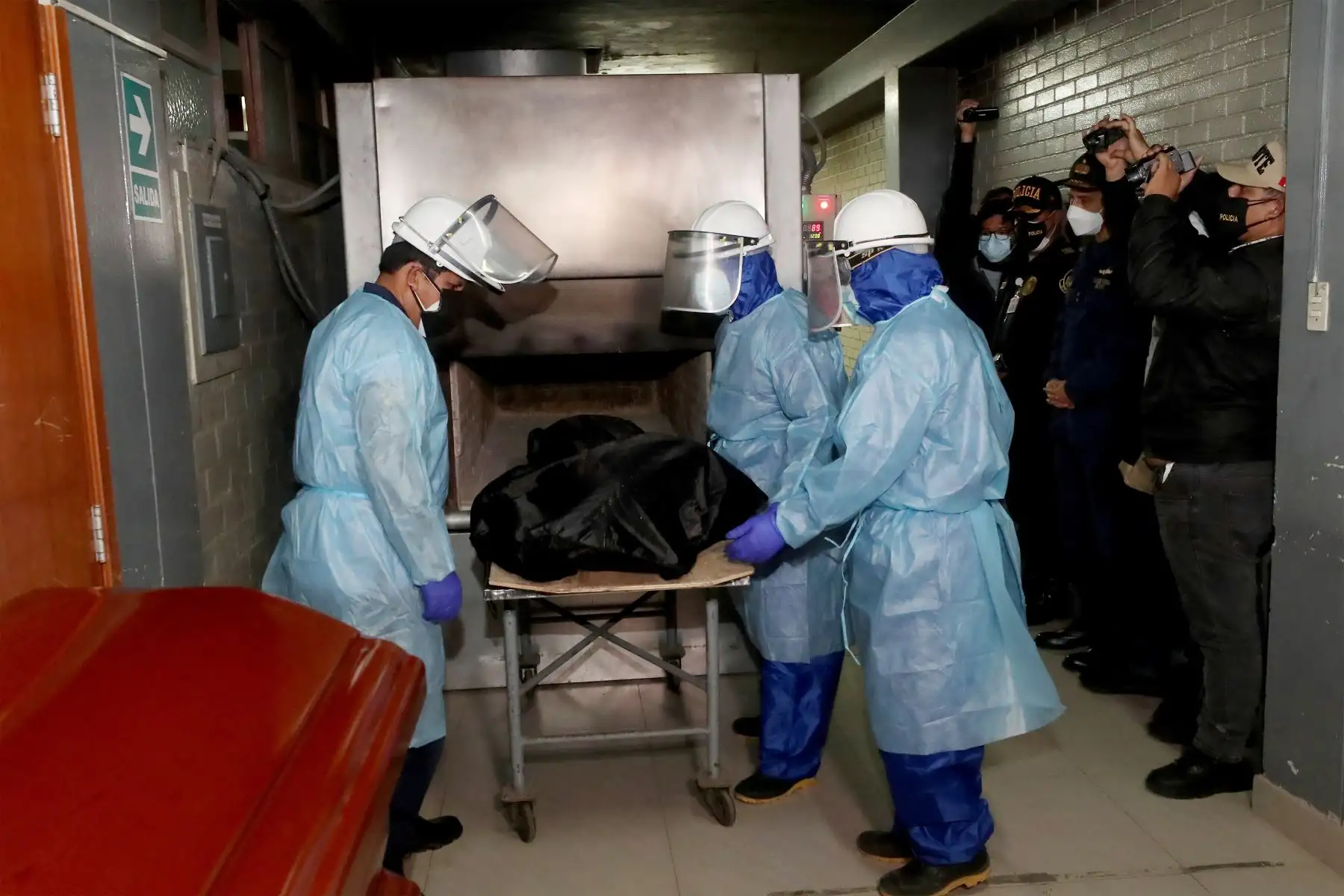 El Ministerio del Interior, Juan Carrasco informó que los restos del cabecilla terrorista, Abimael Guzmán, fueron cremados esta madrugada en la sede del Hospital Centro Médico Naval del Callao.
Foto: Mininter