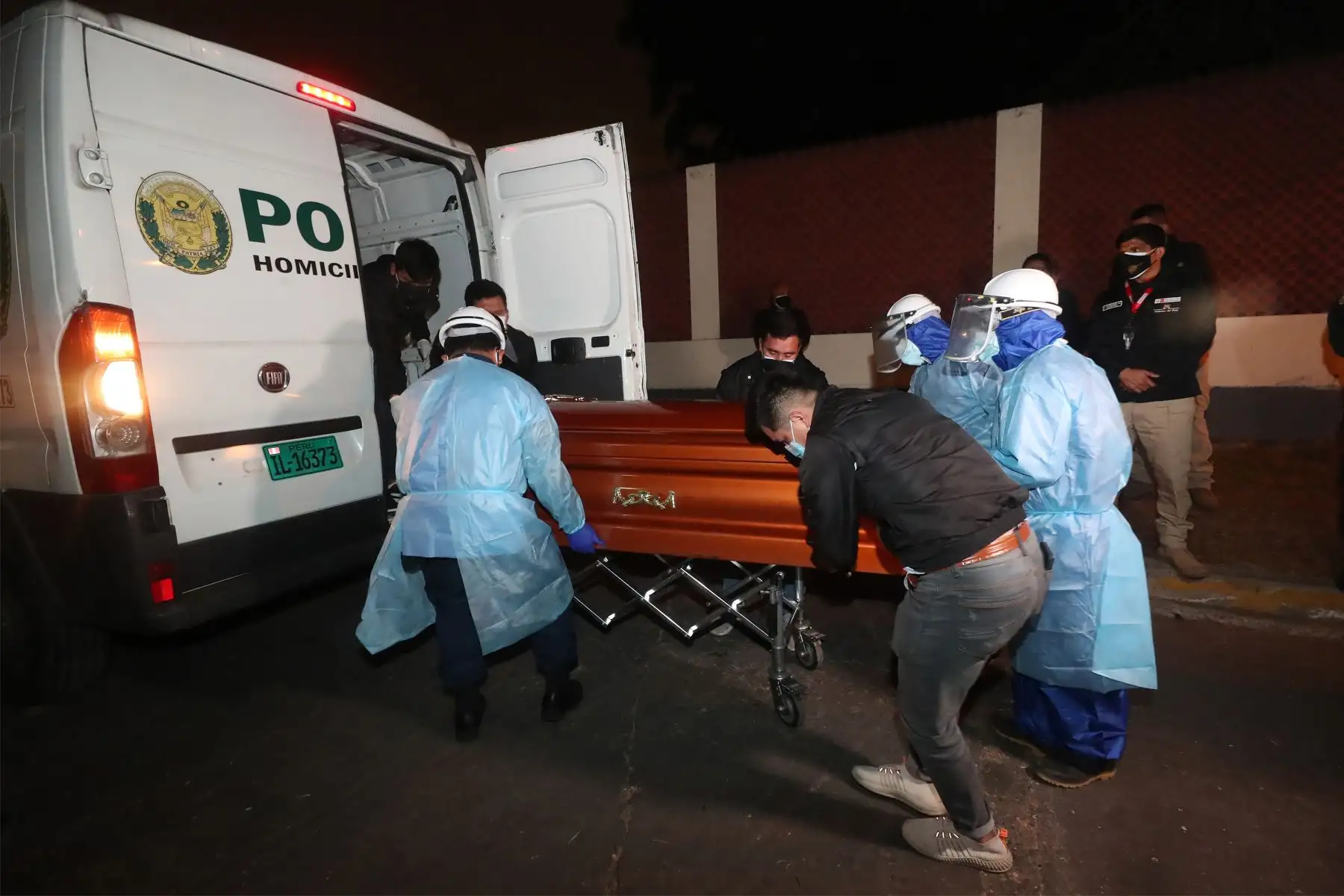 El Ministerio del Interior, Juan Carrasco informó que los restos del cabecilla terrorista, Abimael Guzmán, fueron cremados esta madrugada en la sede del Hospital Centro Médico Naval del Callao.
Foto: Mininter