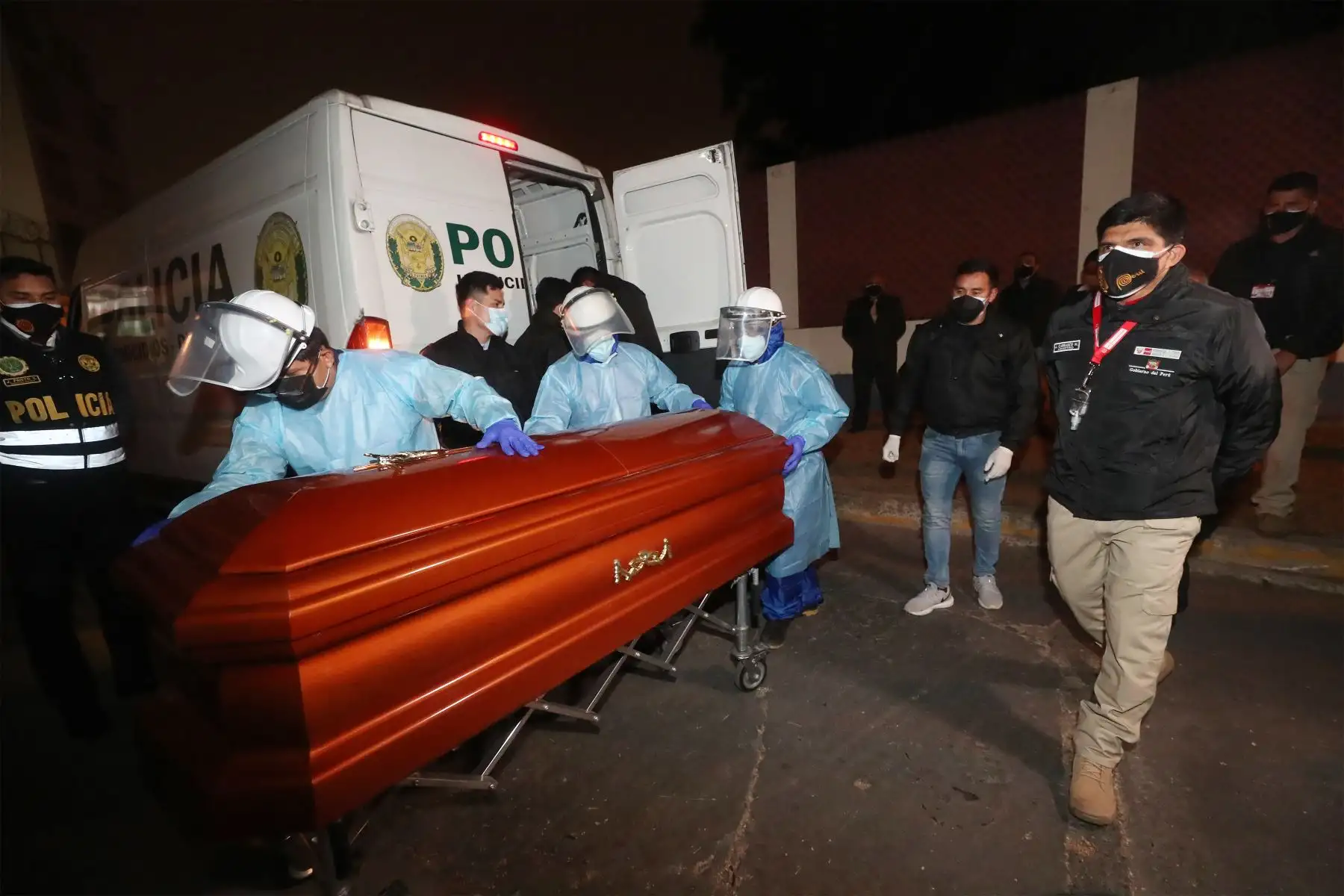 El Ministerio del Interior, Juan Carrasco informó que los restos del cabecilla terrorista, Abimael Guzmán, fueron cremados esta madrugada en la sede del Hospital Centro Médico Naval del Callao.
Foto: Mininter