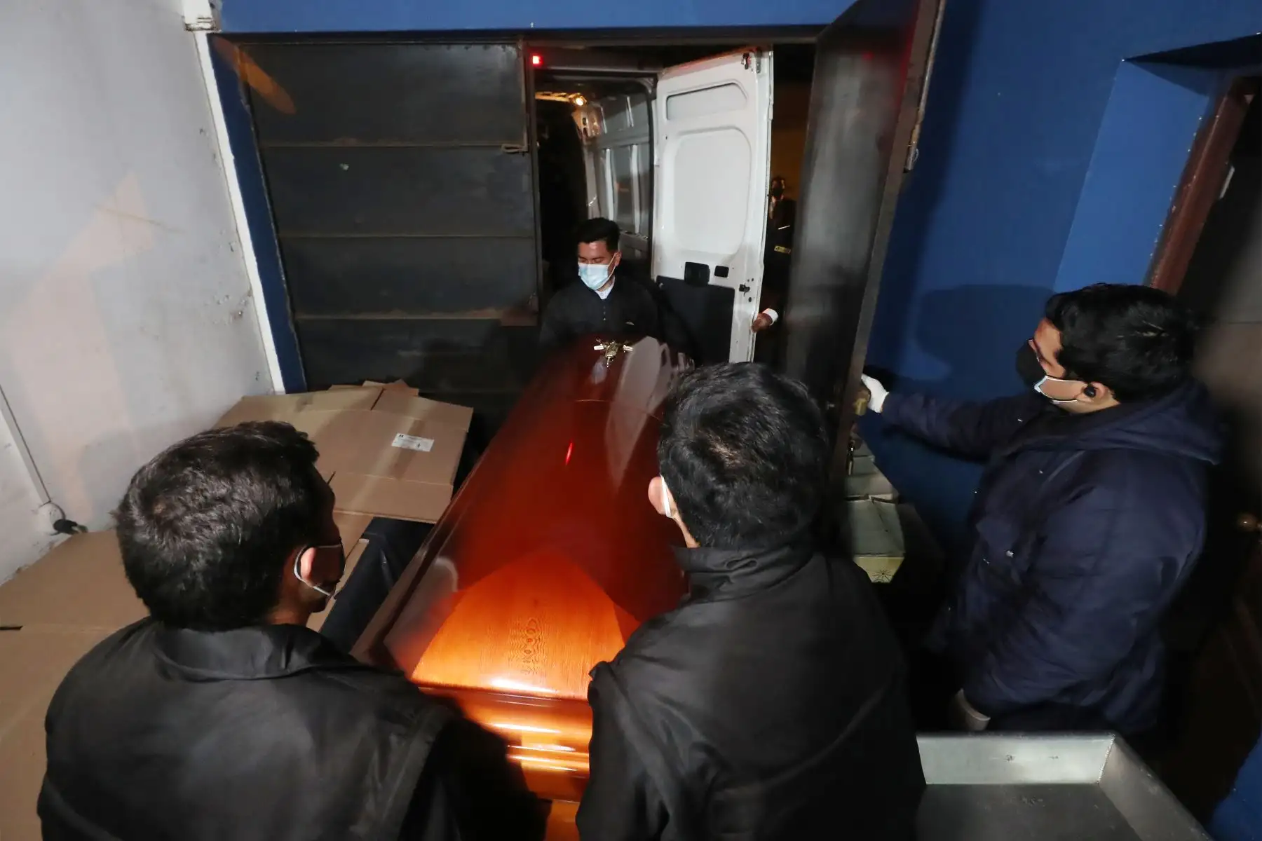 El Ministerio del Interior, Juan Carrasco informó que los restos del cabecilla terrorista, Abimael Guzmán, fueron cremados esta madrugada en la sede del Hospital Centro Médico Naval del Callao.
Foto: Mininter