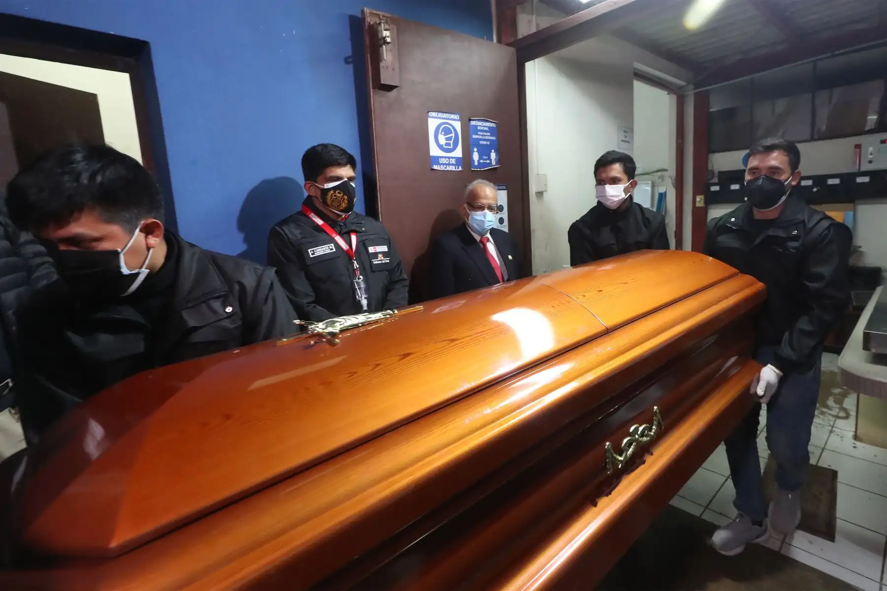 El Ministerio del Interior, Juan Carrasco informó que los restos del cabecilla terrorista, Abimael Guzmán, fueron cremados esta madrugada en la sede del Hospital Centro Médico Naval del Callao.
Foto: Mininter