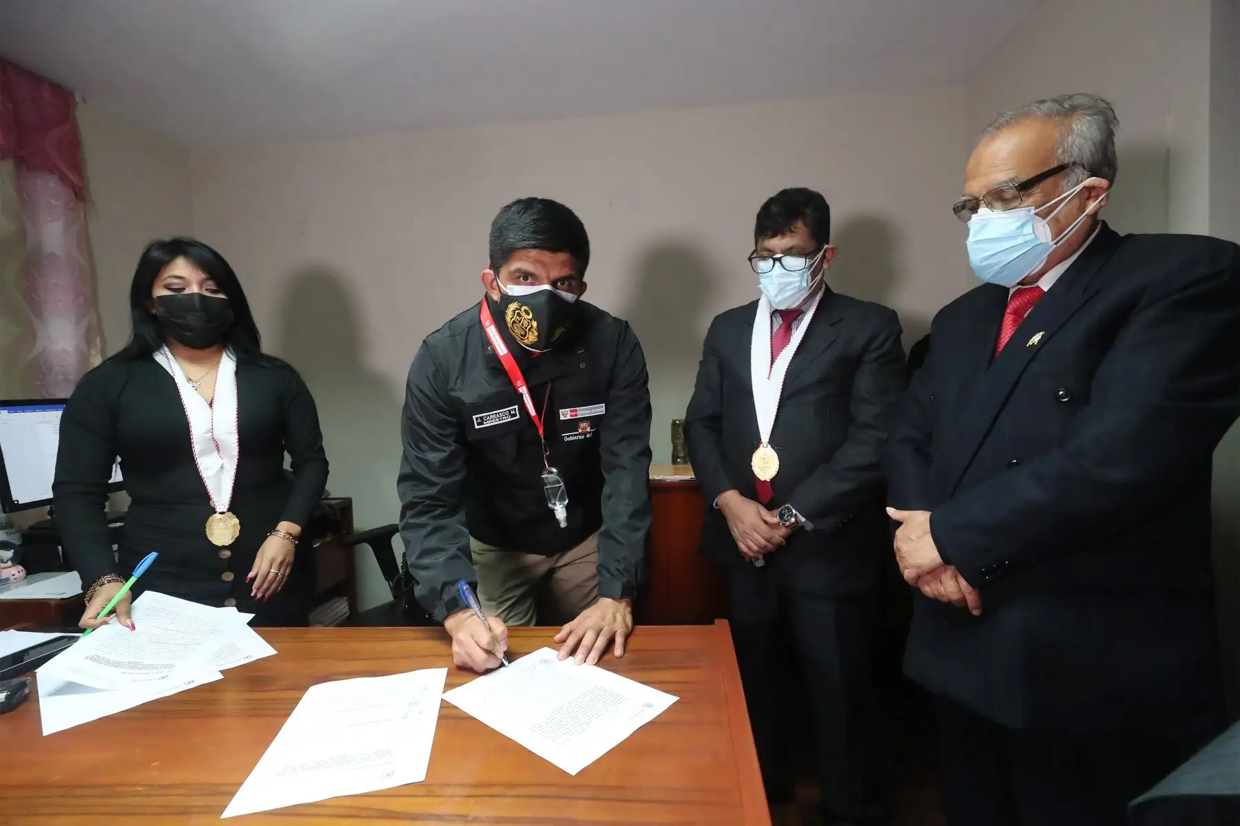 El Ministerio del Interior, Juan Carrasco informó que los restos del cabecilla terrorista, Abimael Guzmán, fueron cremados esta madrugada en la sede del Hospital Centro Médico Naval del Callao.
Foto: Mininter