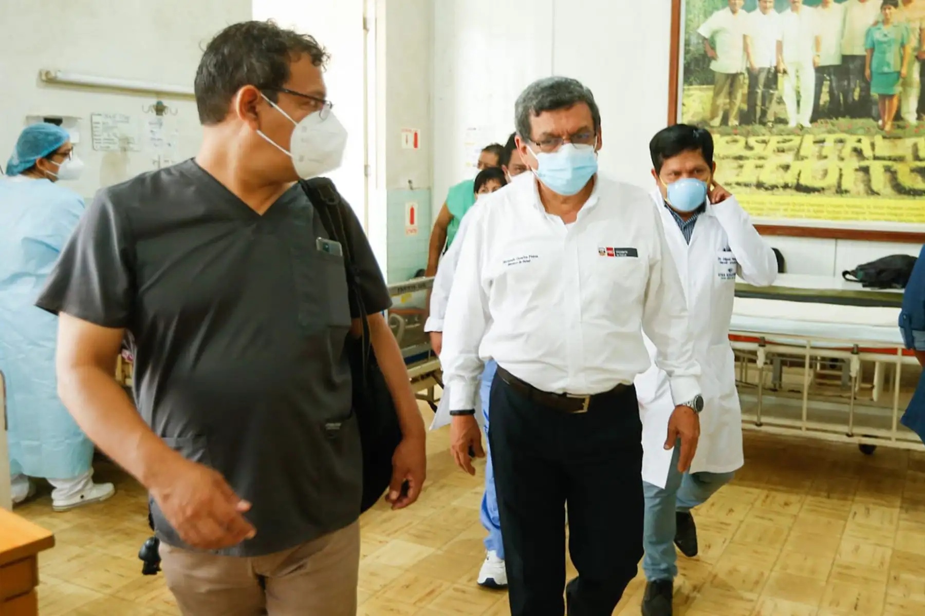 Cevallos dijo entender entusiasmo por bajar edades, pero que grupos vulnerables y adultos mayores son prioridad. Foto: ANDINA/difusión.