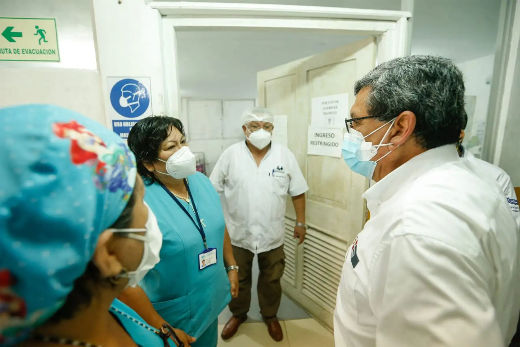 El ministro de Salud,  Hernando Cevallos supervisa las instalaciones del hospital de Iquitos verificando la infraestructura y protocolos ante la covid -19. 
Foto : Minsa