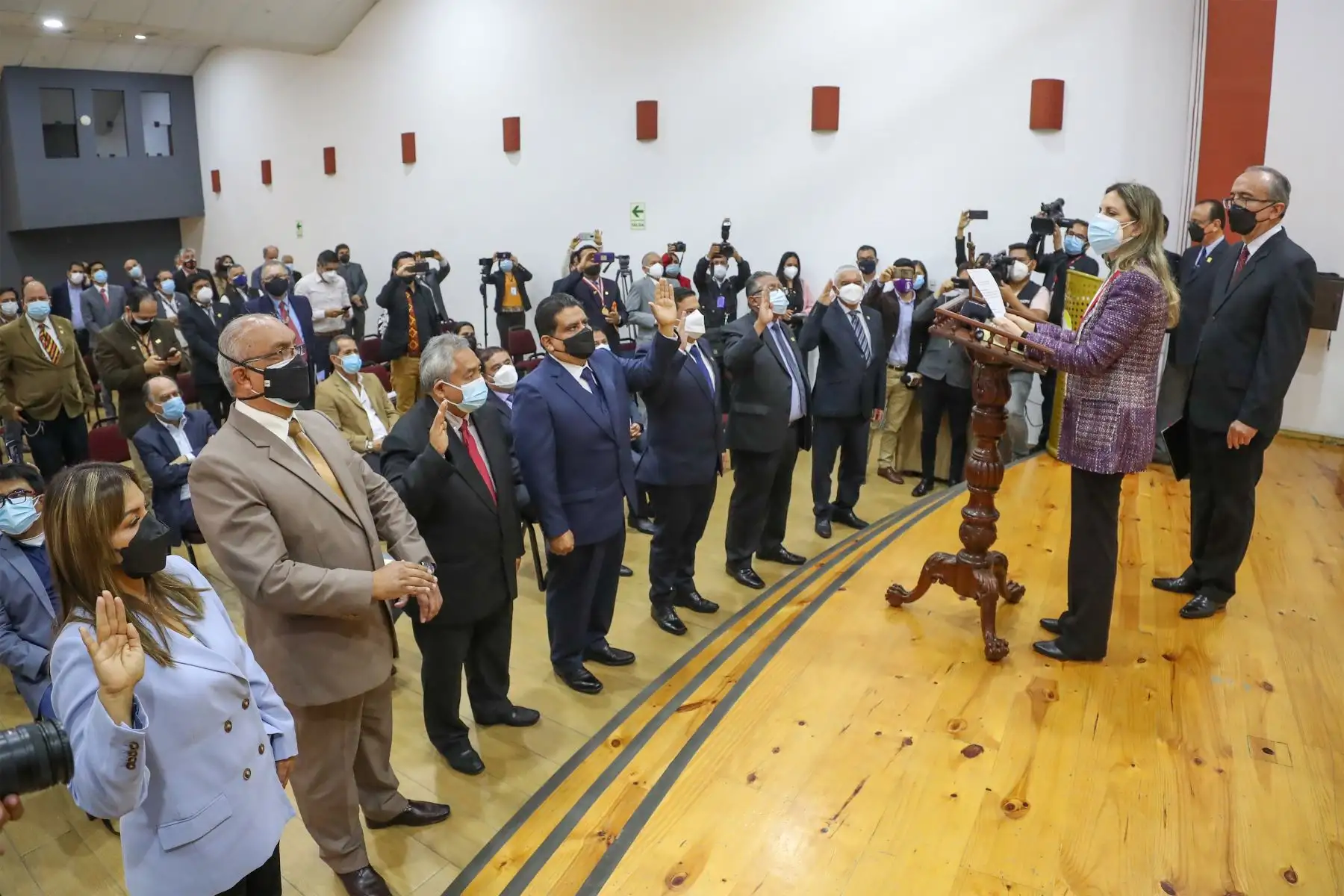 La presidenta del Congreso, Maricarmen Alva Prieto juramentó a la Bancada La Libertad en Trujillo
Foto: Congreso