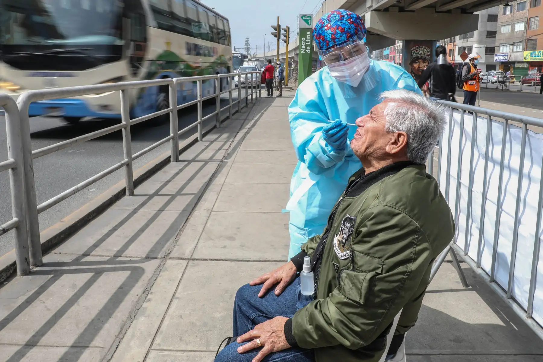 Campaña de vacunación y descarte del Covid-19 del Ministerio de Salud, en la estación Nicolás Arriola del distrito de la Victoria. Foto: ANDINA/ Andrés Valle