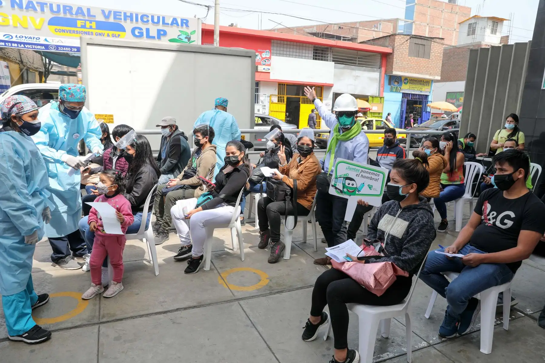 Campaña de vacunación y descarte del Covid-19 del Ministerio de Salud, en la estación Nicolás Arriola del distrito de la Victoria. Foto: ANDINA/ Andrés Valle