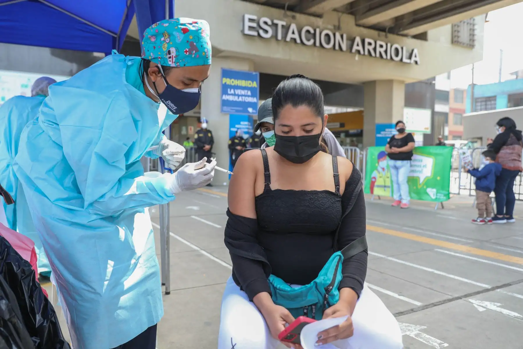 Campaña de vacunación y descarte del Covid-19 del Ministerio de Salud, en la estación Nicolás Arriola del distrito de la Victoria. Foto: ANDINA/ Andrés Valle