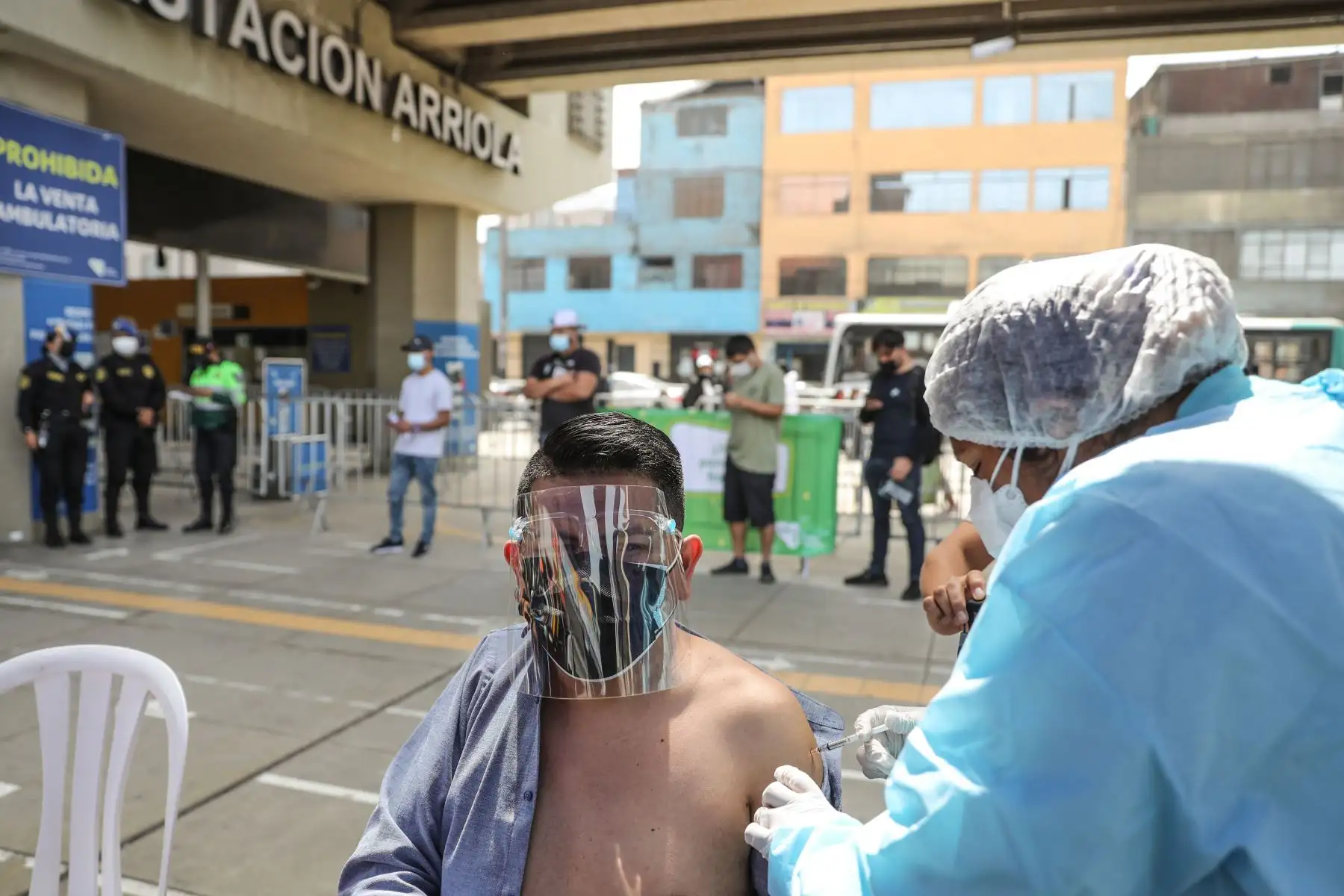 Campaña de vacunación y descarte del Covid-19 del Ministerio de Salud, en la estación Nicolás Arriola del distrito de la Victoria. Foto: ANDINA/ Andrés Valle