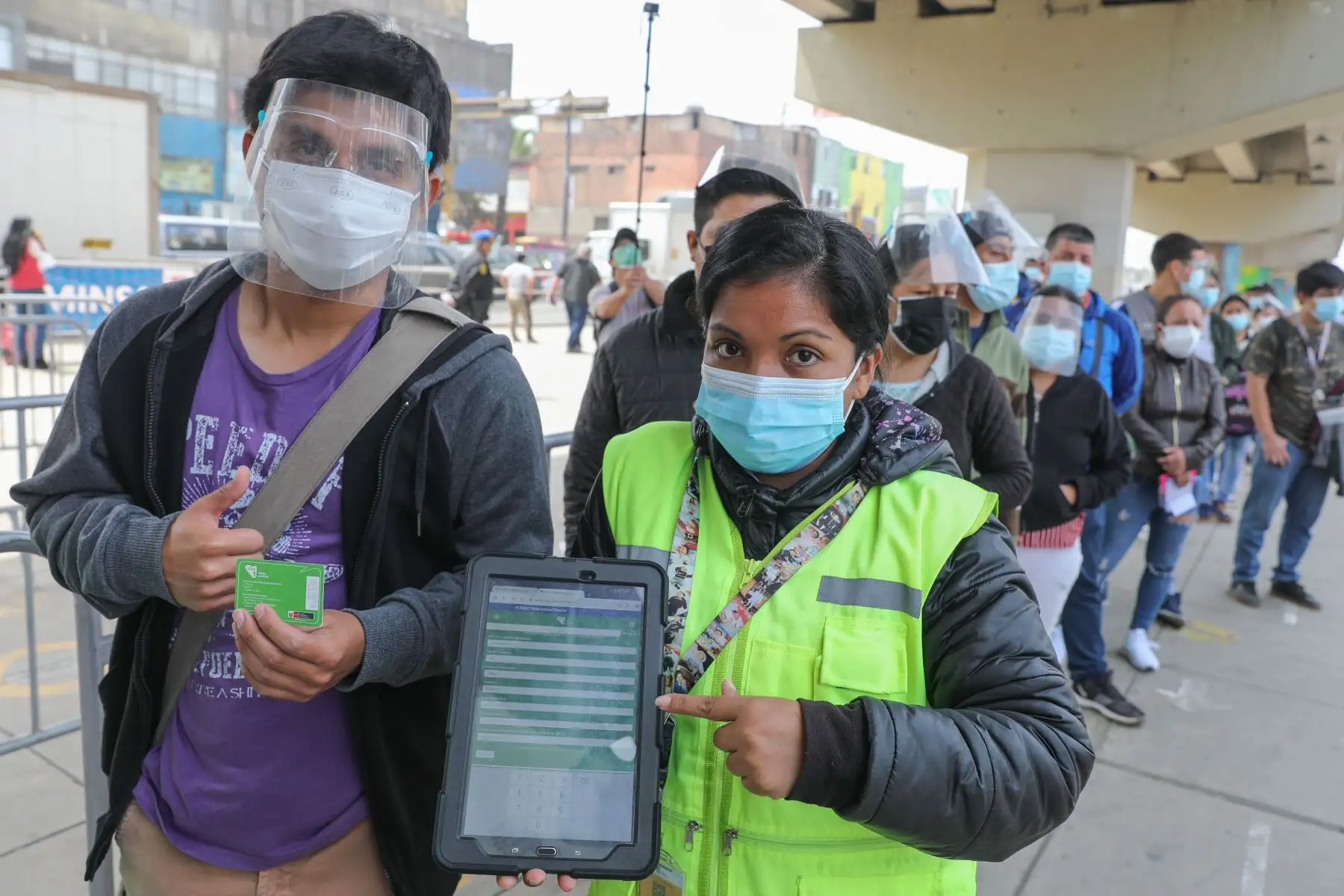Campaña de vacunación y descarte del Covid-19 del Ministerio de Salud, en la estación Nicolás Arriola del distrito de la Victoria. Foto: ANDINA/ Andrés Valle