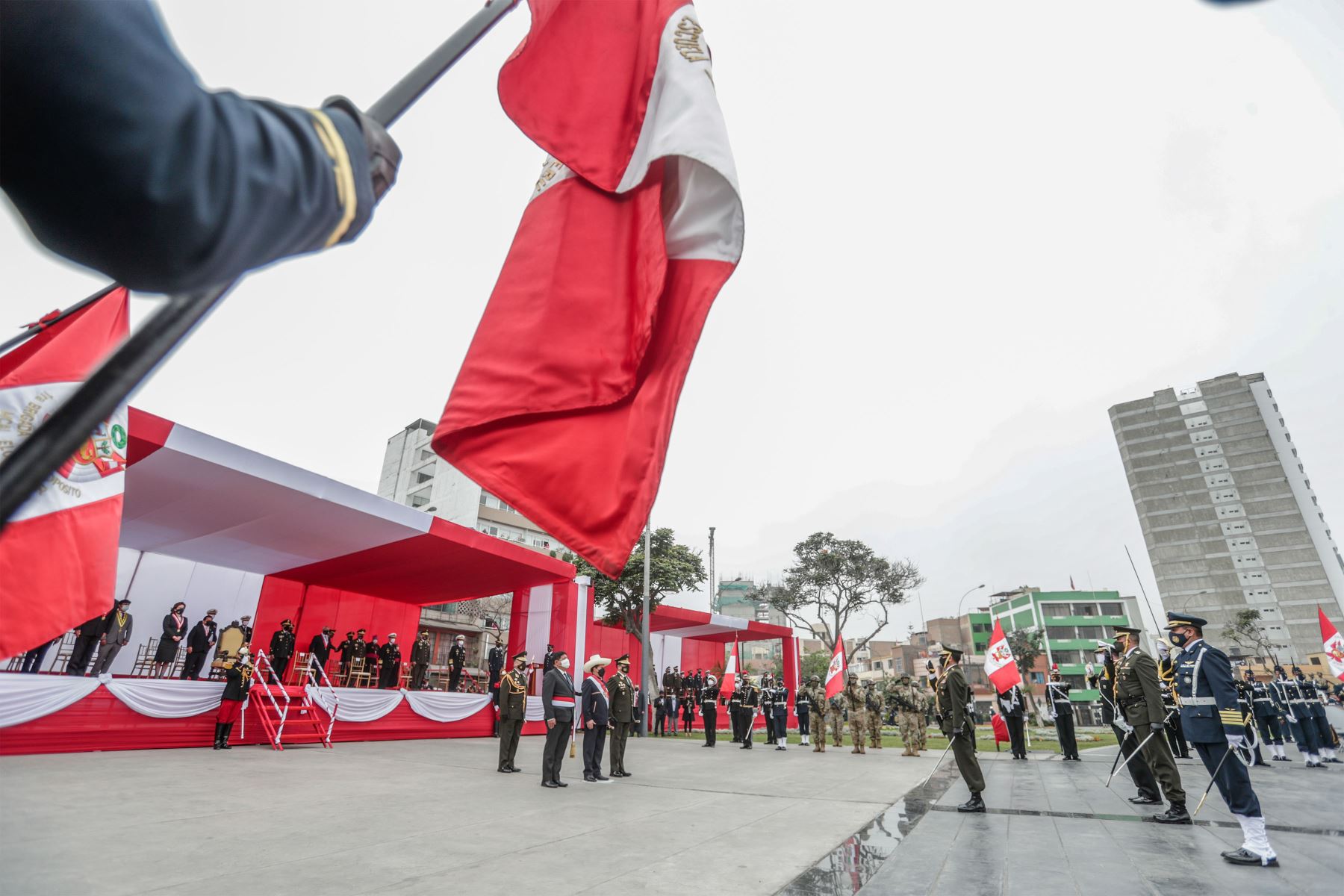 El presidente Pedro Castillo Terrones, asiste a la ceremonia por el Día de las Fuerzas Armadas, que se realiza en la plaza de la Bandera, ubicada en los límites de los distritos de Cercado de Lima, Breña y Pueblo Libre. Pueblo Libre.
Foto: ANDINA/Prensa Presidencia