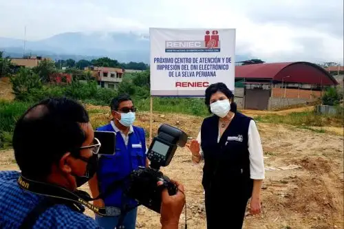 La jefa nacional del Reniec, Carmen Velarde Koechlin, supervisó el área donde se construirá el centro de atención e impresión del DNIe para la Selva peruana. Foto: ANDINA/difusión.
