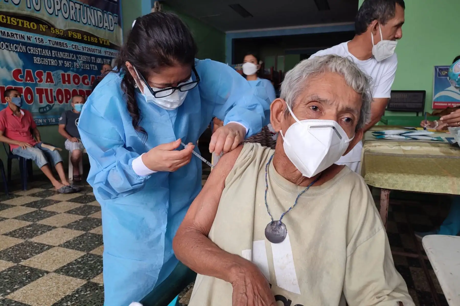 El gobierno regional de Tumbes, a través de la Dirección de Salud, empezó la vacunación de las madres de comedores populares y comités del Vaso de Leche. Foto: Gore Tumbes.