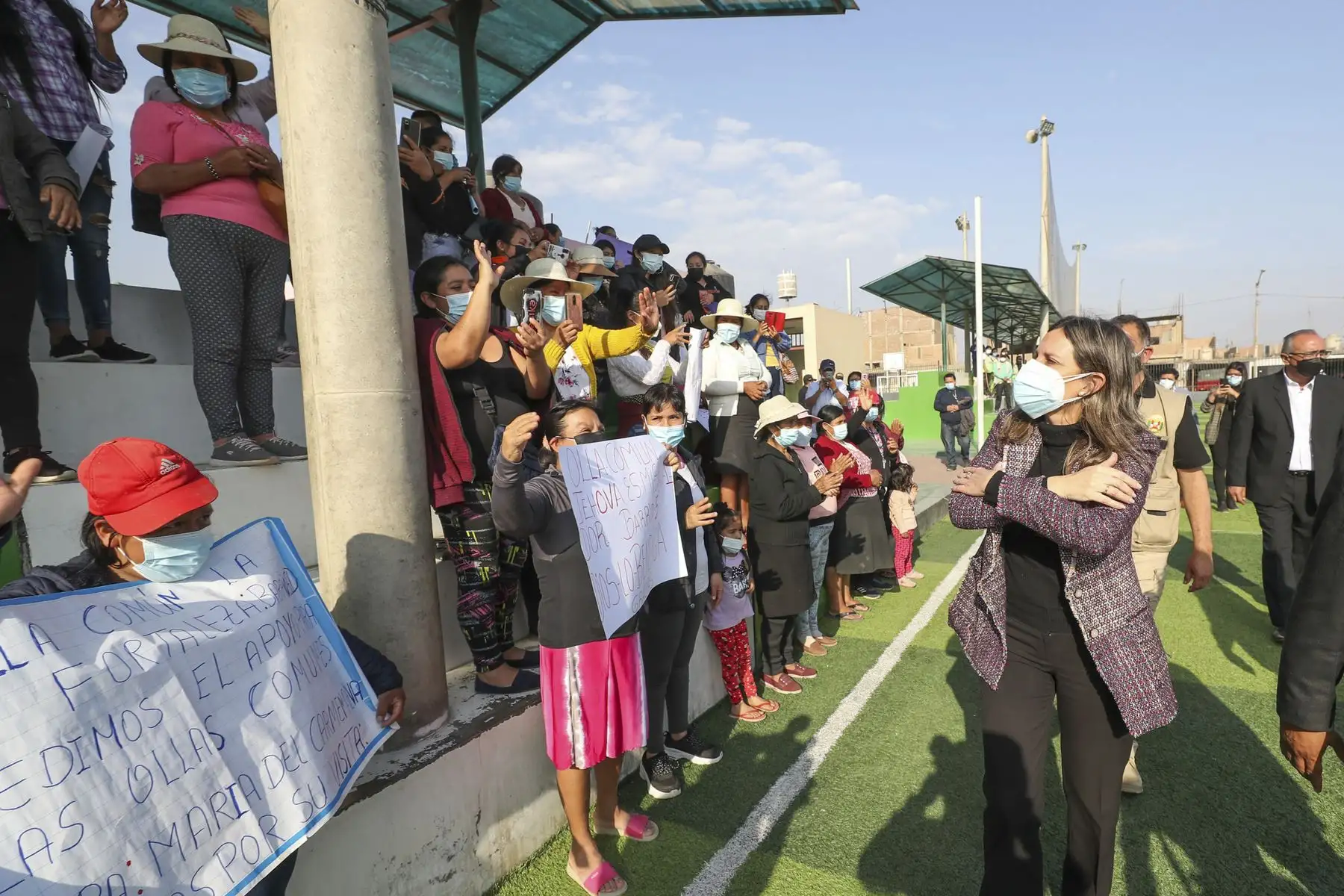 La presidenta del Congreso, Maricarmen Alva, se reunió con dirigentes de Ollas Comunes en Alto Trujillo. Foto: Congreso