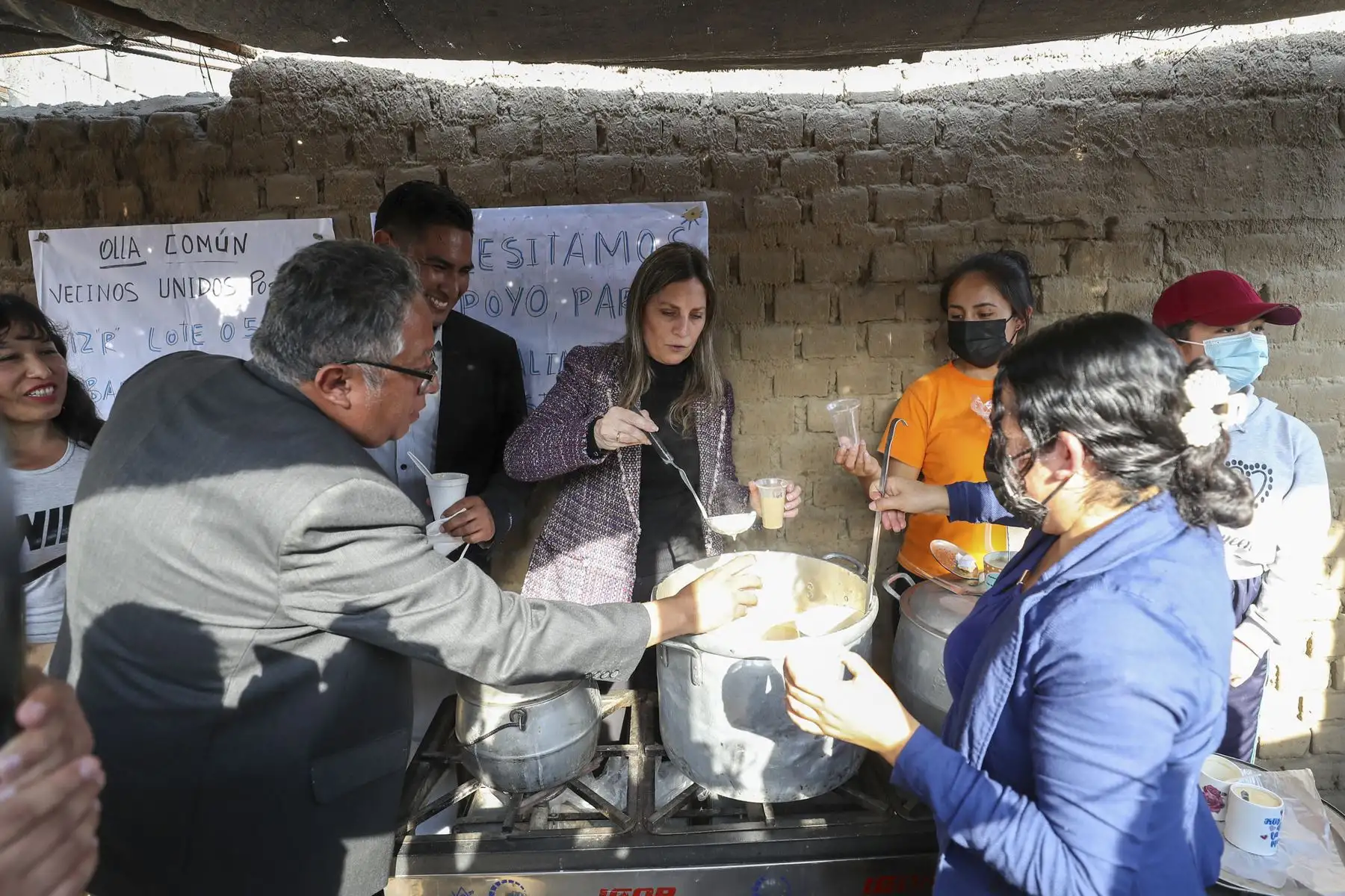 La presidenta del Congreso, Maricarmen Alva, se reunió con dirigentes de Ollas Comunes en Alto Trujillo. Foto: Congreso