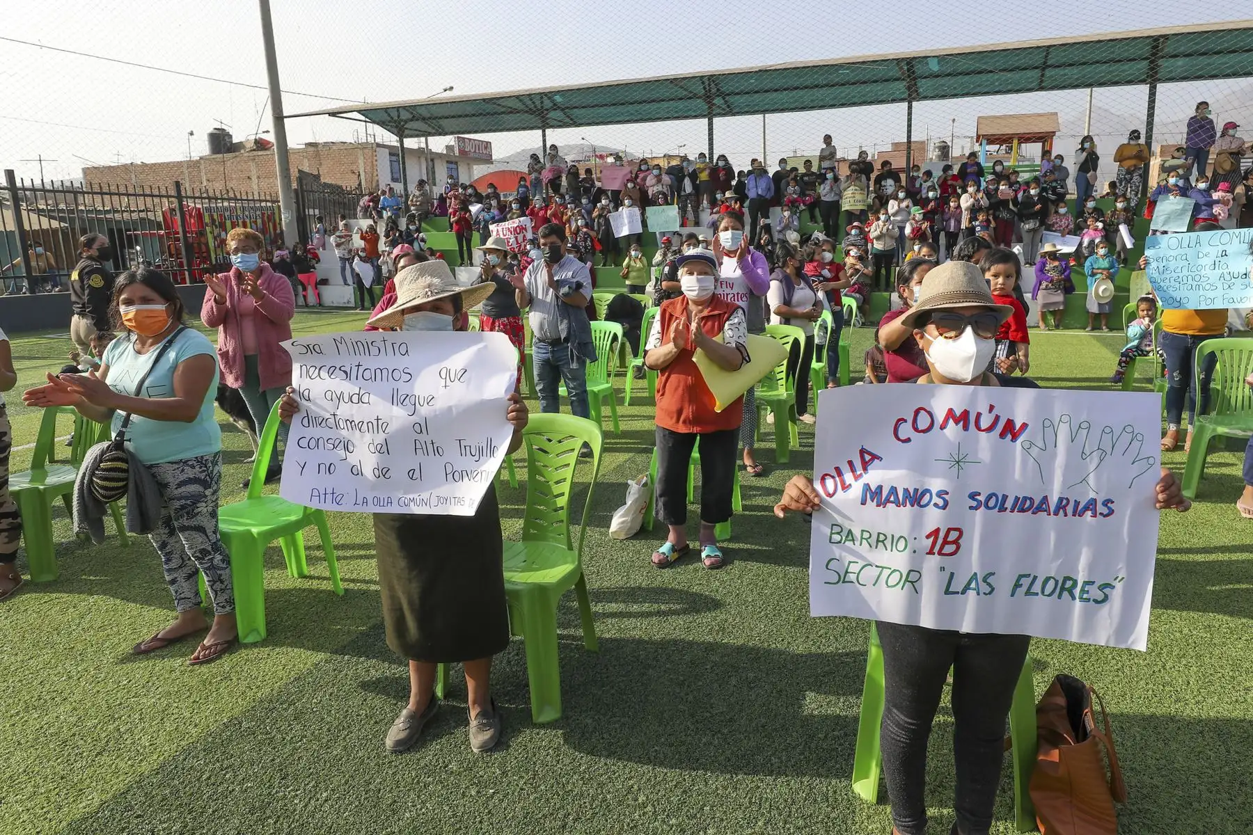 La presidenta del Congreso, Maricarmen Alva, se reunió con dirigentes de Ollas Comunes en Alto Trujillo. Foto: Congreso