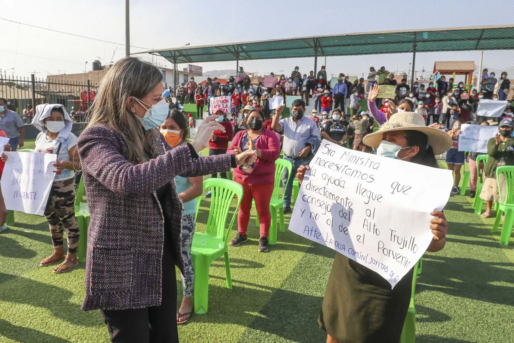 La presidenta del Congreso, Maricarmen Alva, se reunió con dirigentes de Ollas Comunes en Alto Trujillo. Foto: Congreso