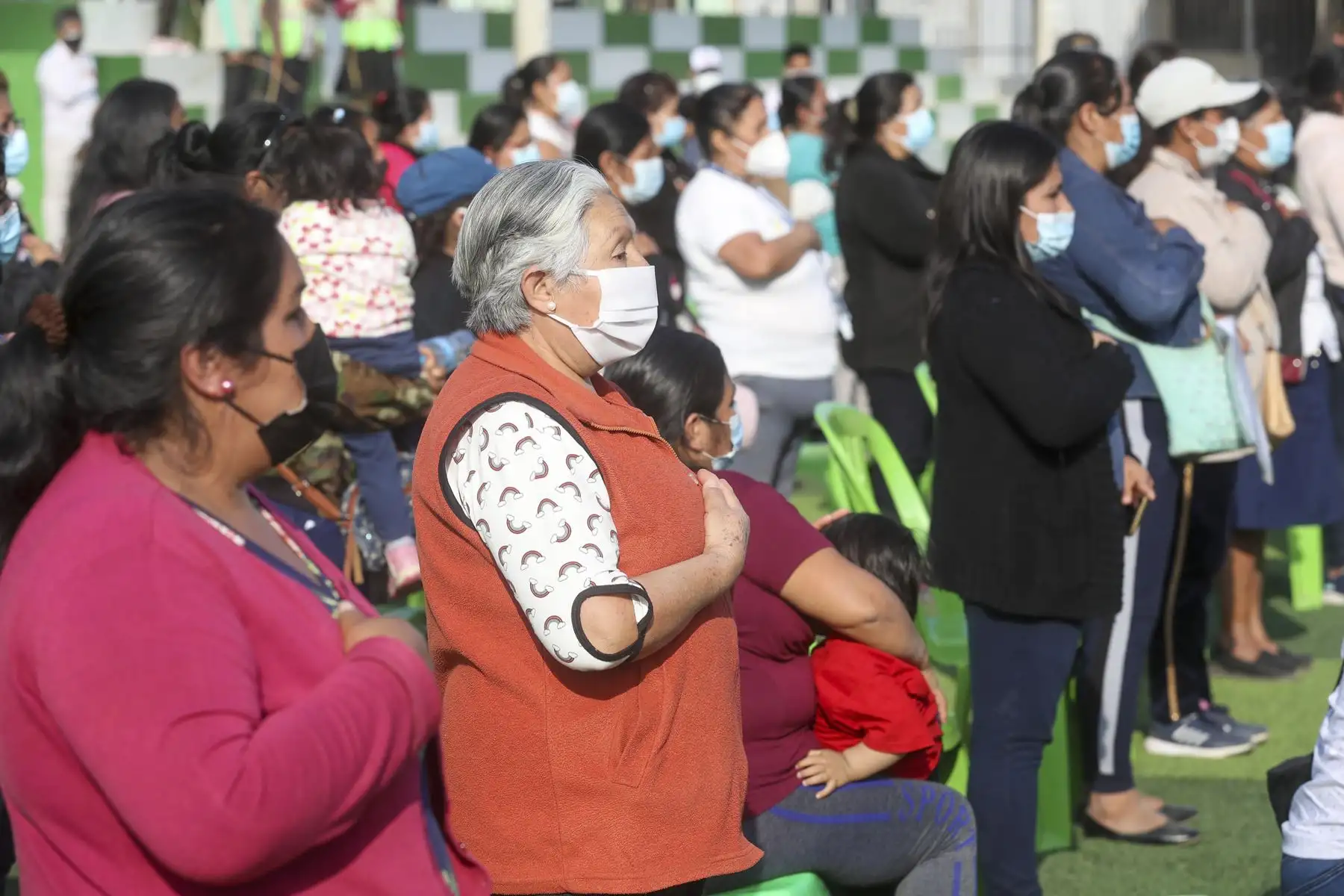 La presidenta del Congreso, Maricarmen Alva, se reunió con dirigentes de Ollas Comunes en Alto Trujillo. Foto: Congreso