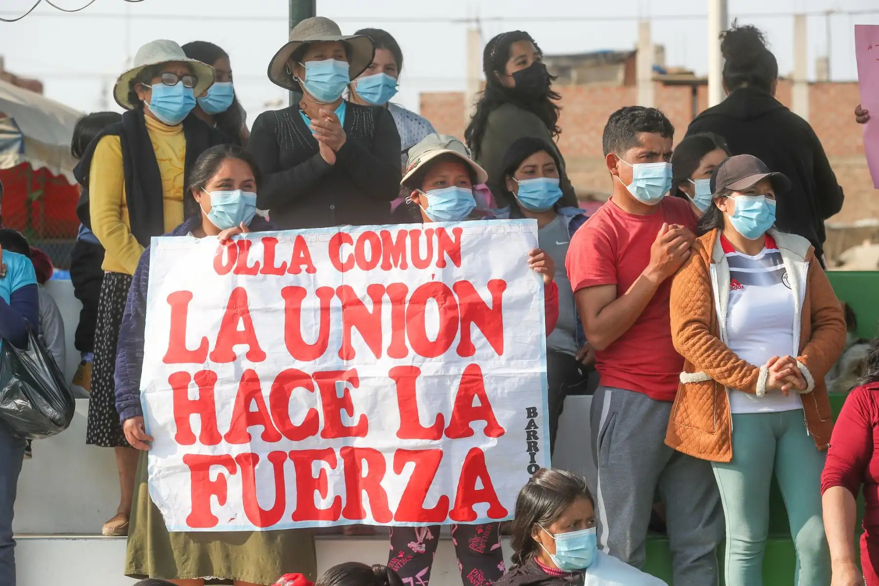La presidenta del Congreso, Maricarmen Alva, se reunió con dirigentes de Ollas Comunes en Alto Trujillo. Foto: Congreso