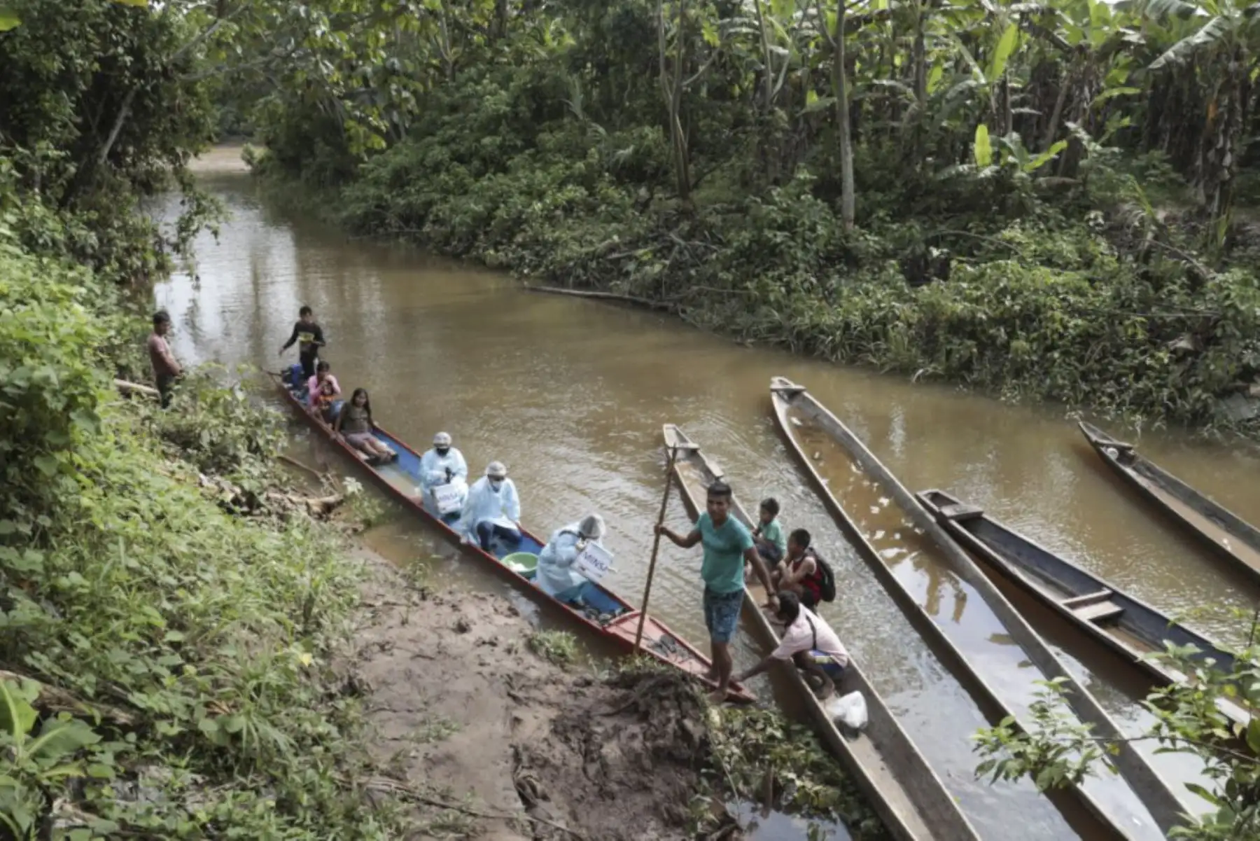 Brigadas de vacunación llegaron a la etnia Shawi, en el Alto Amazonas, para continuar inmunizando contra la covid-19 a la población de las zonas más alejadas del país. Foto: ANDINA/Minsa