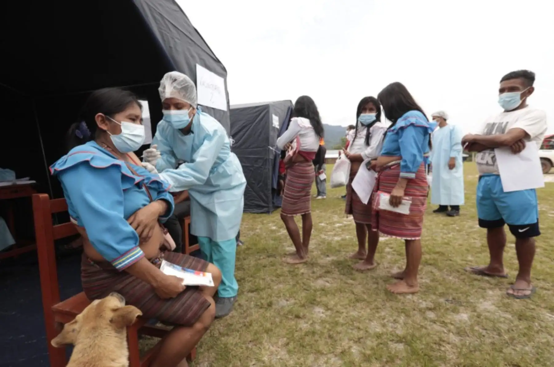 Las brigadas fueron recibidas previamente en el campo deportivo del distrito de Balsapuerto, a más de tres horas de la ciudad de Yurimaguas. Foto: ANDINA/Minsa