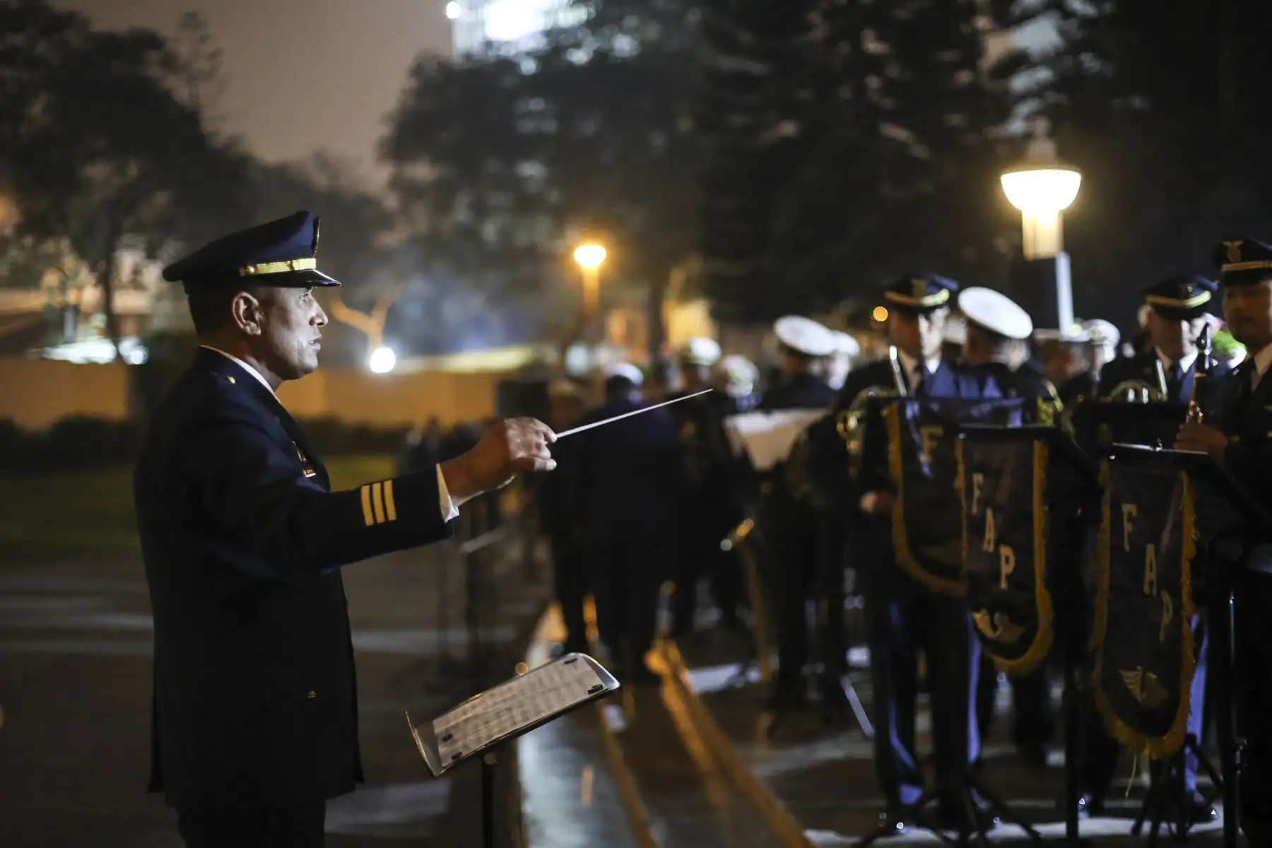 La Banda Conjunta de las Fuerzas Armadas ofreció esta noche una retreta musical en el Circuito Mágico del Agua en el marco de las celebraciones por su día. Decenas de personas disfrutaron de una velada de entretenimiento, música y danzas. Foto: ANDINA/Carla Patiño