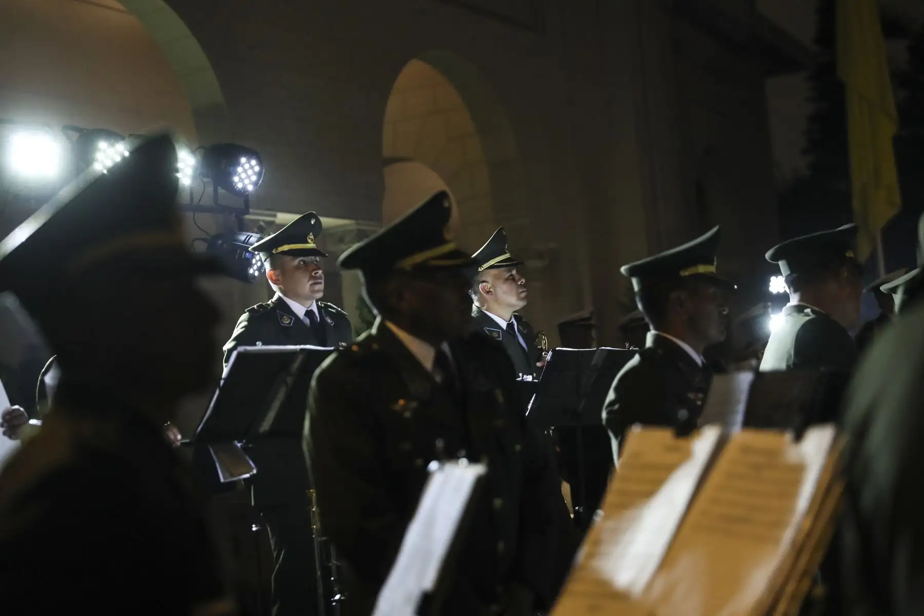 La Banda Conjunta de las Fuerzas Armadas ofreció esta noche una retreta musical en el Circuito Mágico del Agua en el marco de las celebraciones por su día. Decenas de personas disfrutaron de una velada de entretenimiento, música y danzas. Foto: ANDINA/Carla Patiño