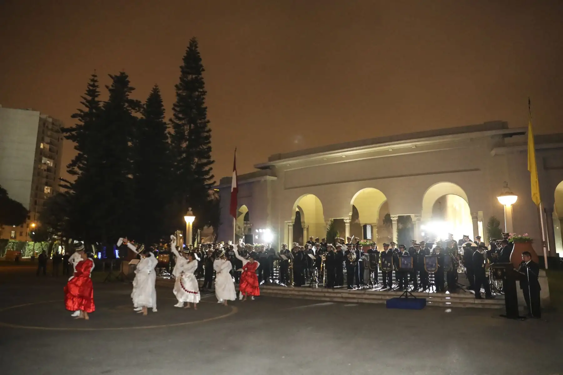 La Banda Conjunta de las Fuerzas Armadas ofreció esta noche una retreta musical en el Circuito Mágico del Agua en el marco de las celebraciones por su día. Decenas de personas disfrutaron de una velada de entretenimiento, música y danzas. Foto: ANDINA/Carla Patiño