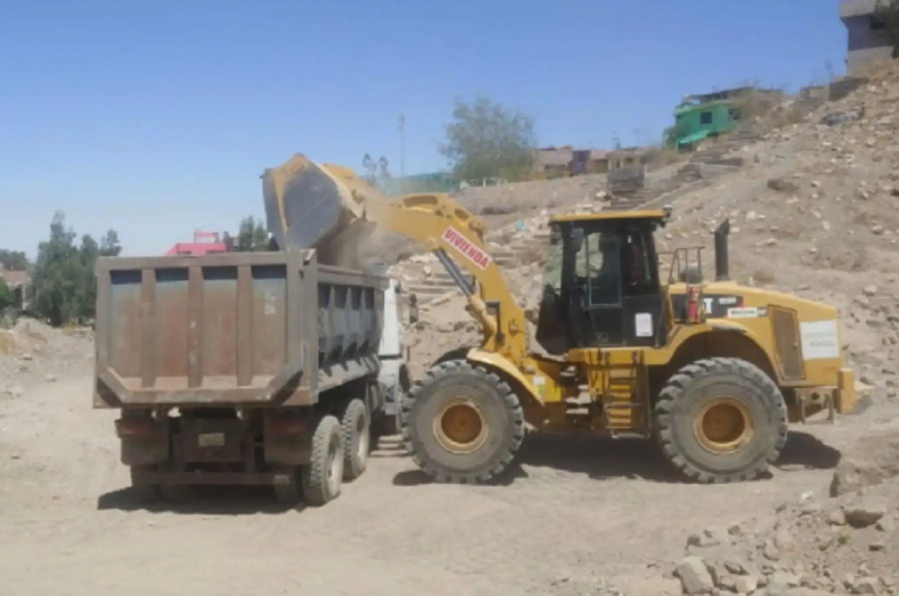 El Ministerio de Vivienda, Construcción y Saneamiento ejecuta labores de limpieza y descolmatación con maquinaria pesada en la torrentera San Pedro, en el distrito de Cayma, provincia y departamento de Arequipa.