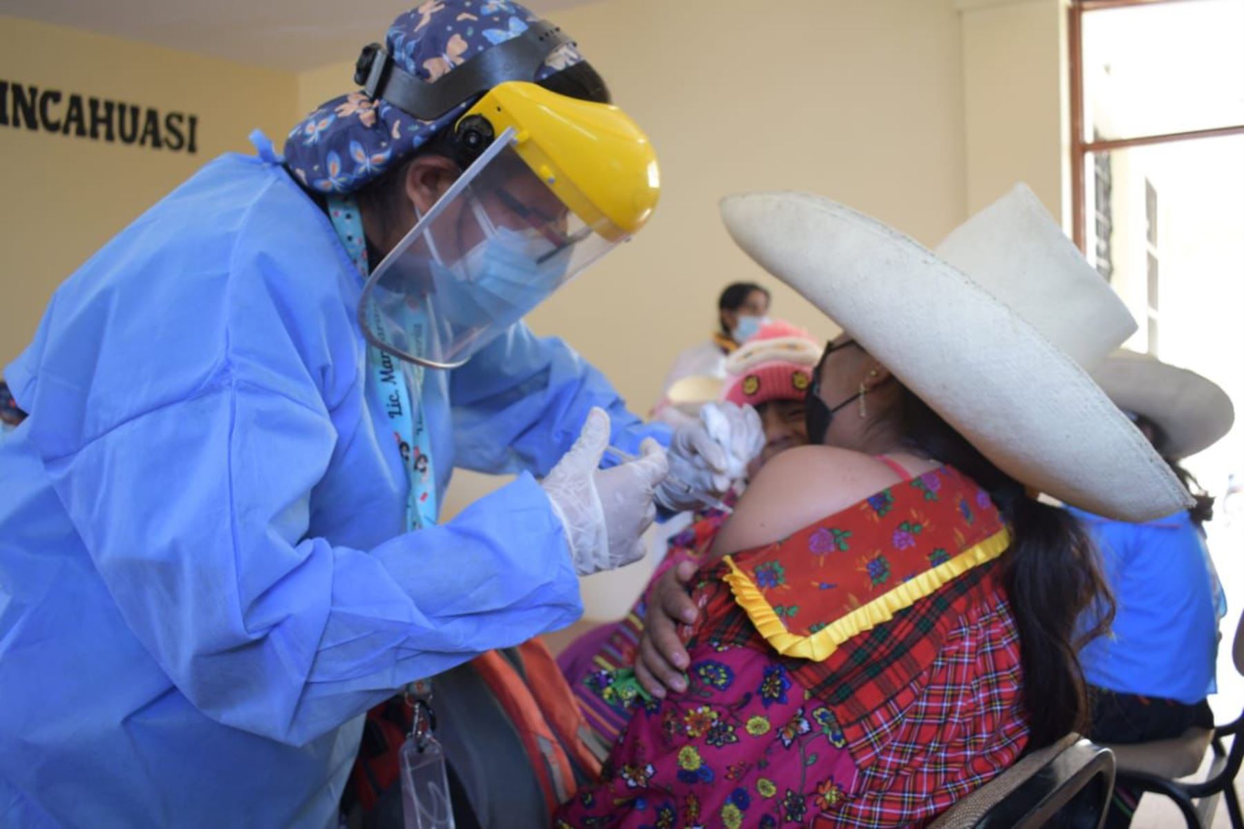 Los pobladores de 18 años a más del distrito de Incahuasi acuden a los centros de vacunación ubicados en Uyurpampa e Incahuasi para recibir la vacuna. Foto: ANDINA/difusión.